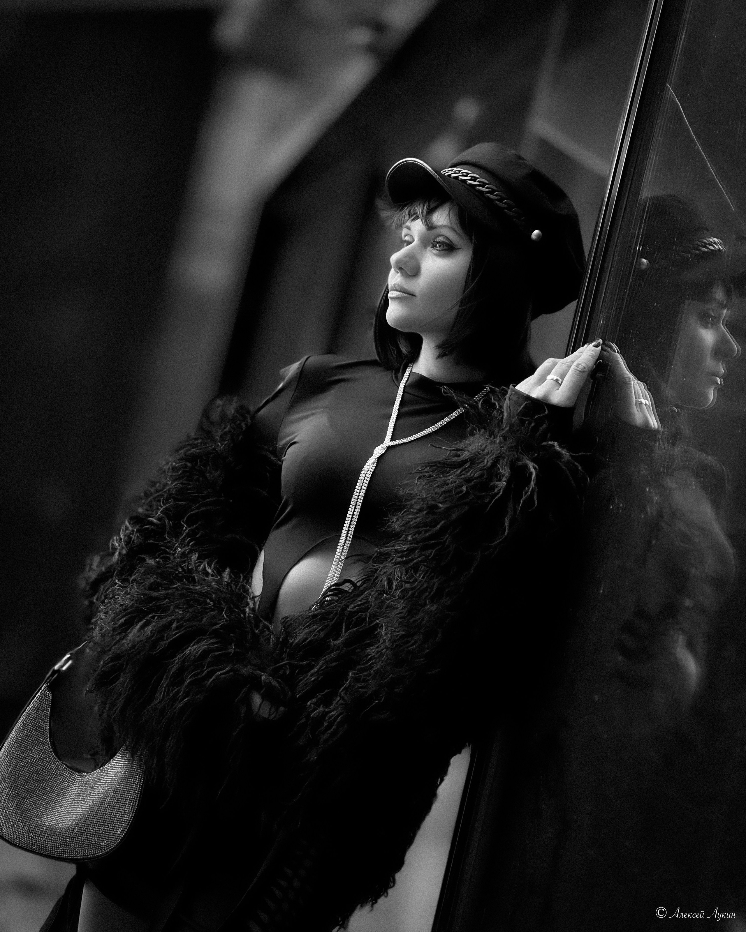 Фотограф на телефон, фотосессия в СПб в черно-белом стиле.