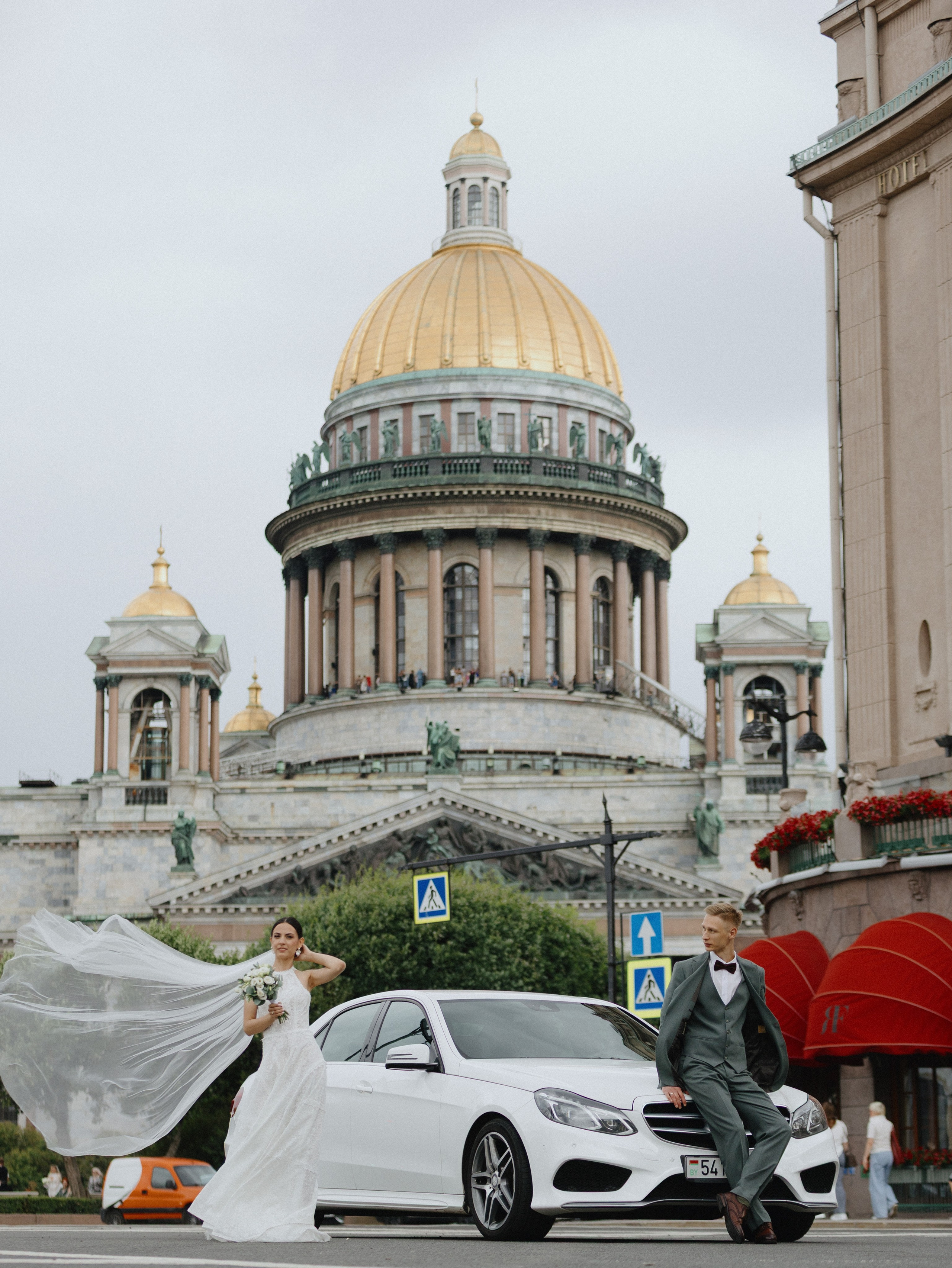 Свадебная прогулка в Санкт Петербурге под дождем