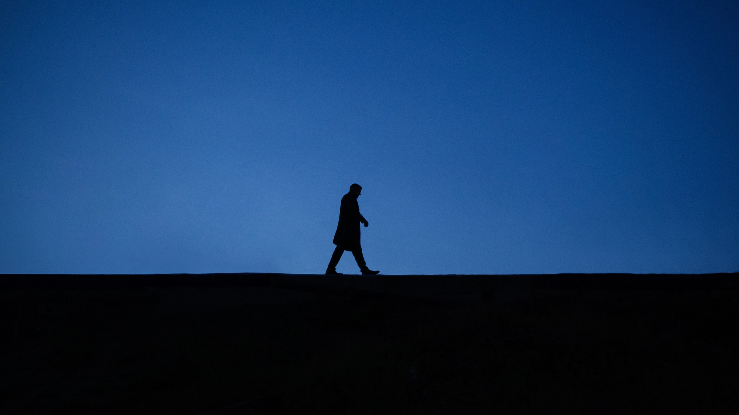 Мужская фотосессия на открытом воздухе