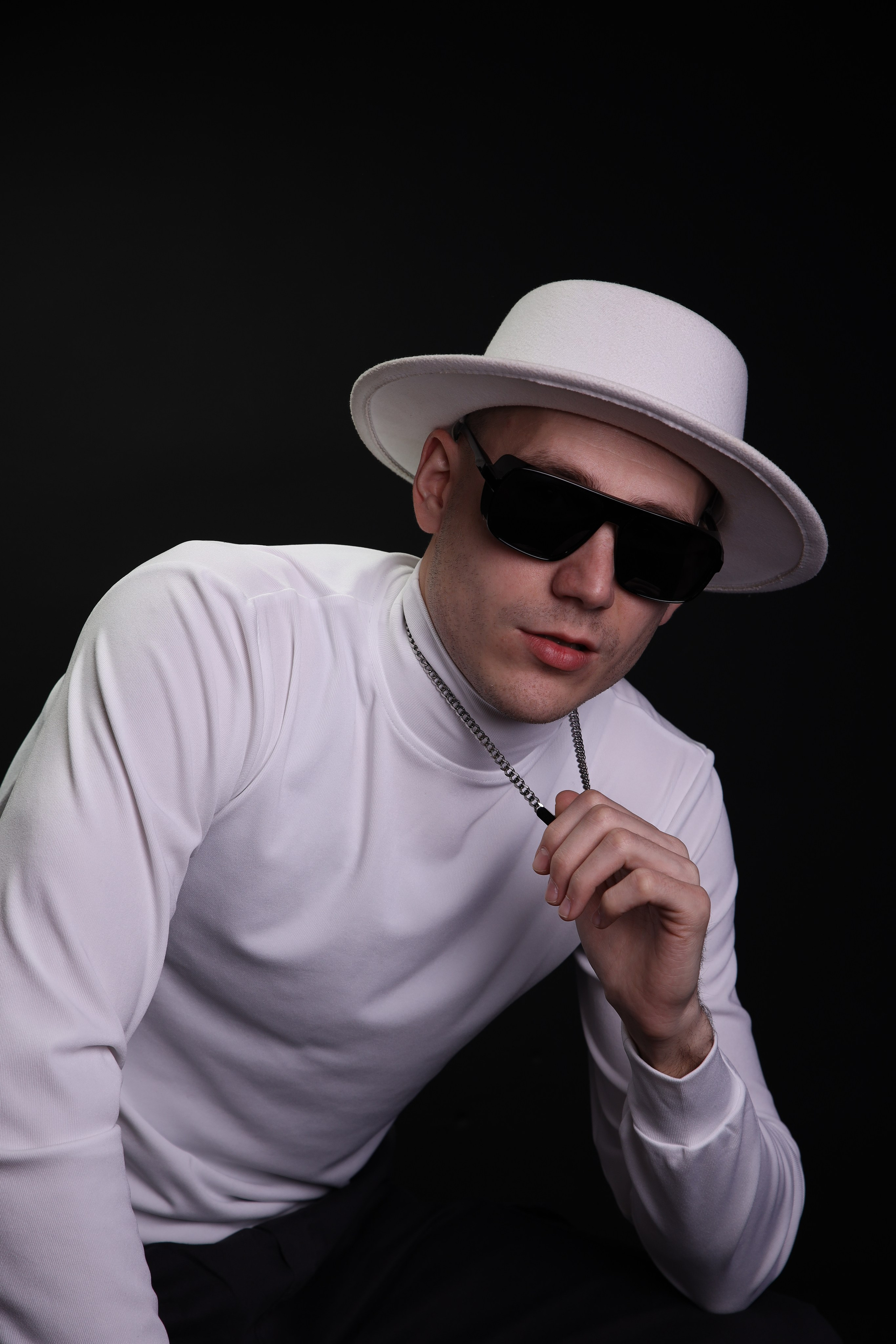 The White hat Alex. Профессиональный фотограф в Воронеже Владислав Крылов