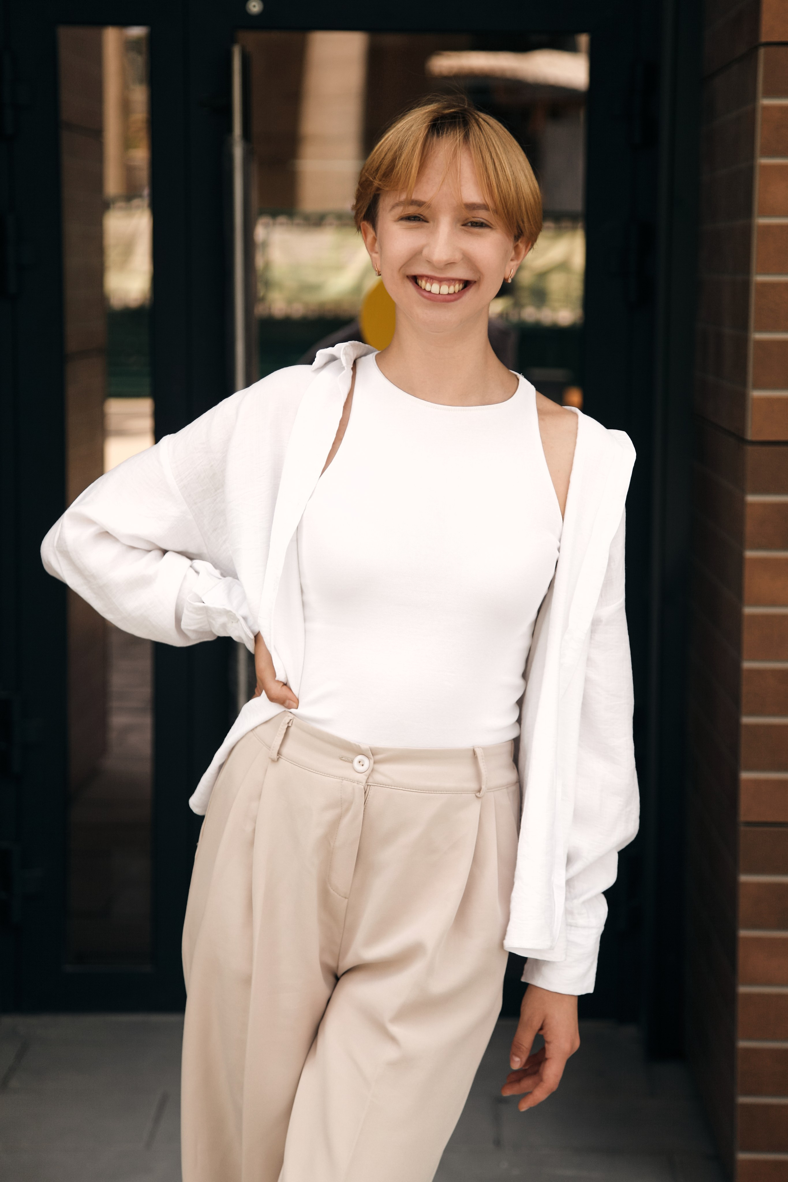 Портрет улыбающейся девушки в белой одежде: топе и рубашке Иваново