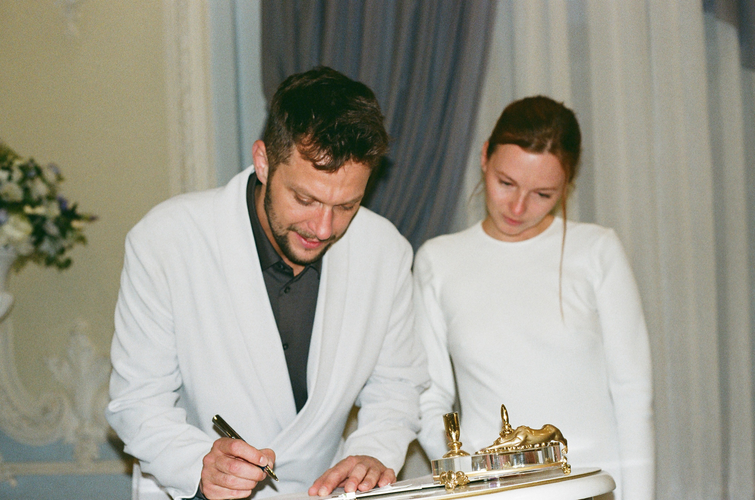 Подписание документов на церемонии — плёночная съёмка в ЗАГСе
