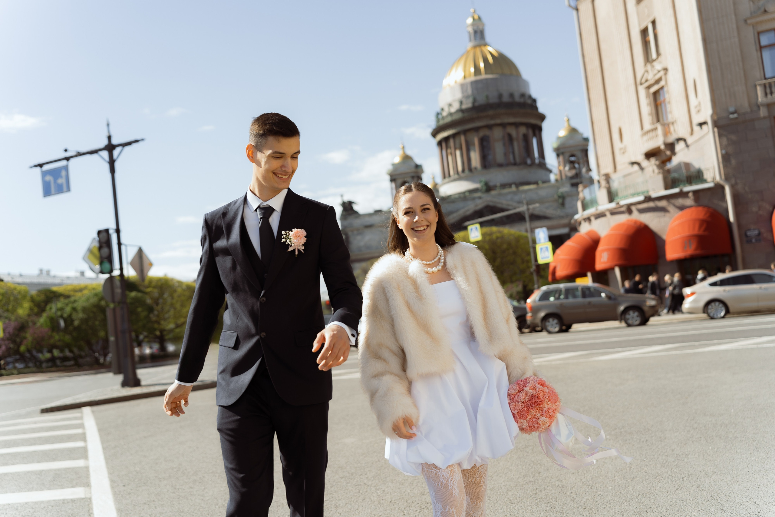 Молодожёны идут по площади у Исаакиевского собора, свадебная прогулка в Петербурге