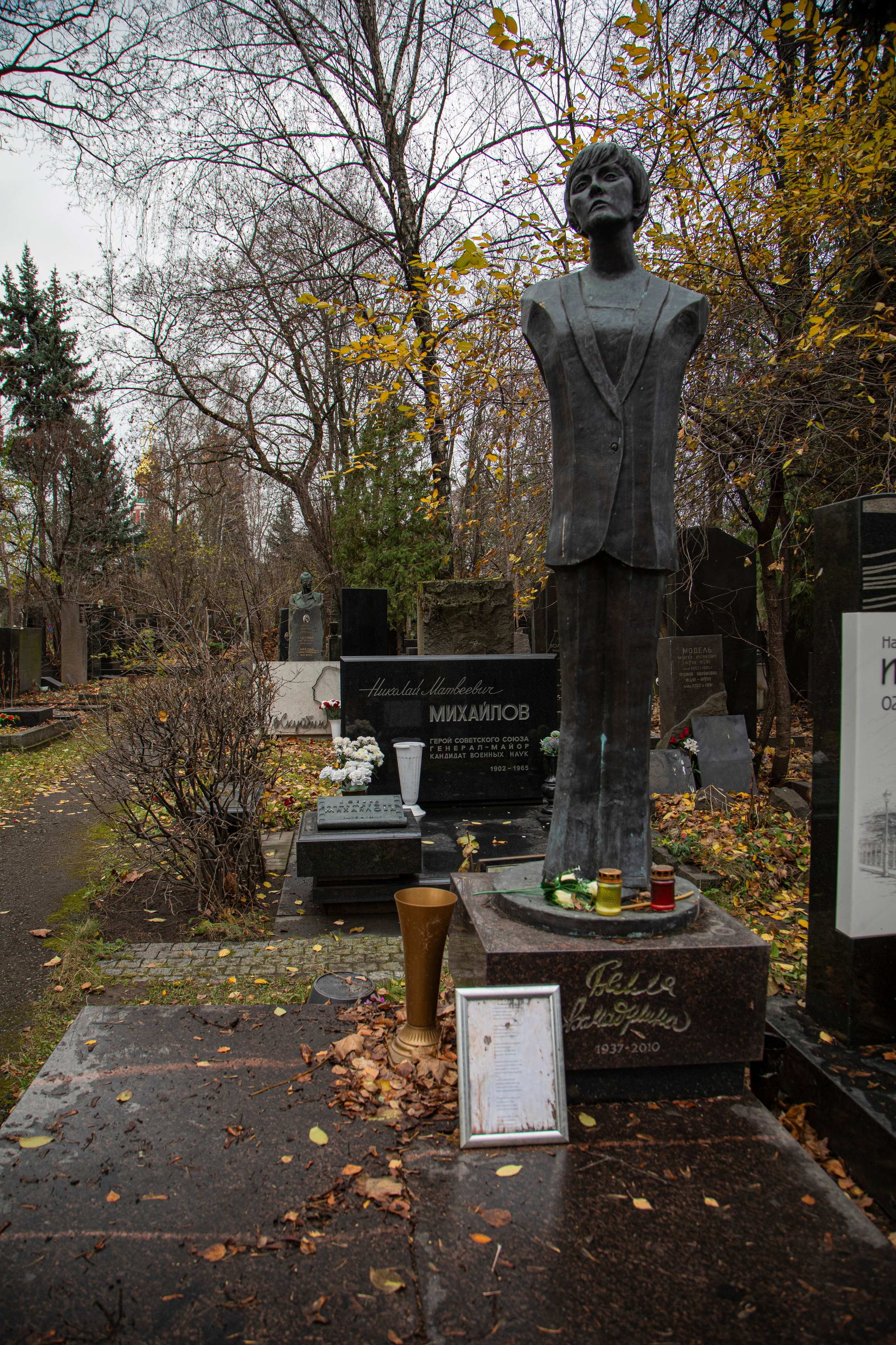 Осенняя прогулка по Новодевичьему кладбищу. Фотограф Сергей Ловкий