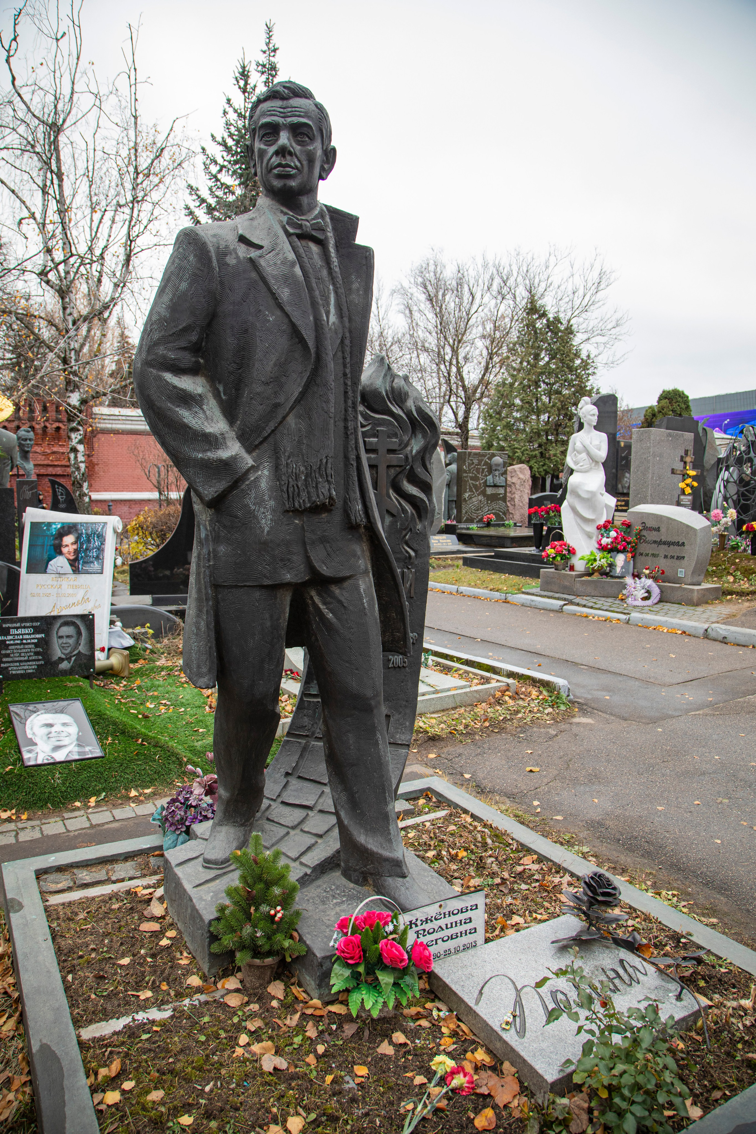 Осенняя прогулка по Новодевичьему кладбищу. Фотограф Сергей Ловкий