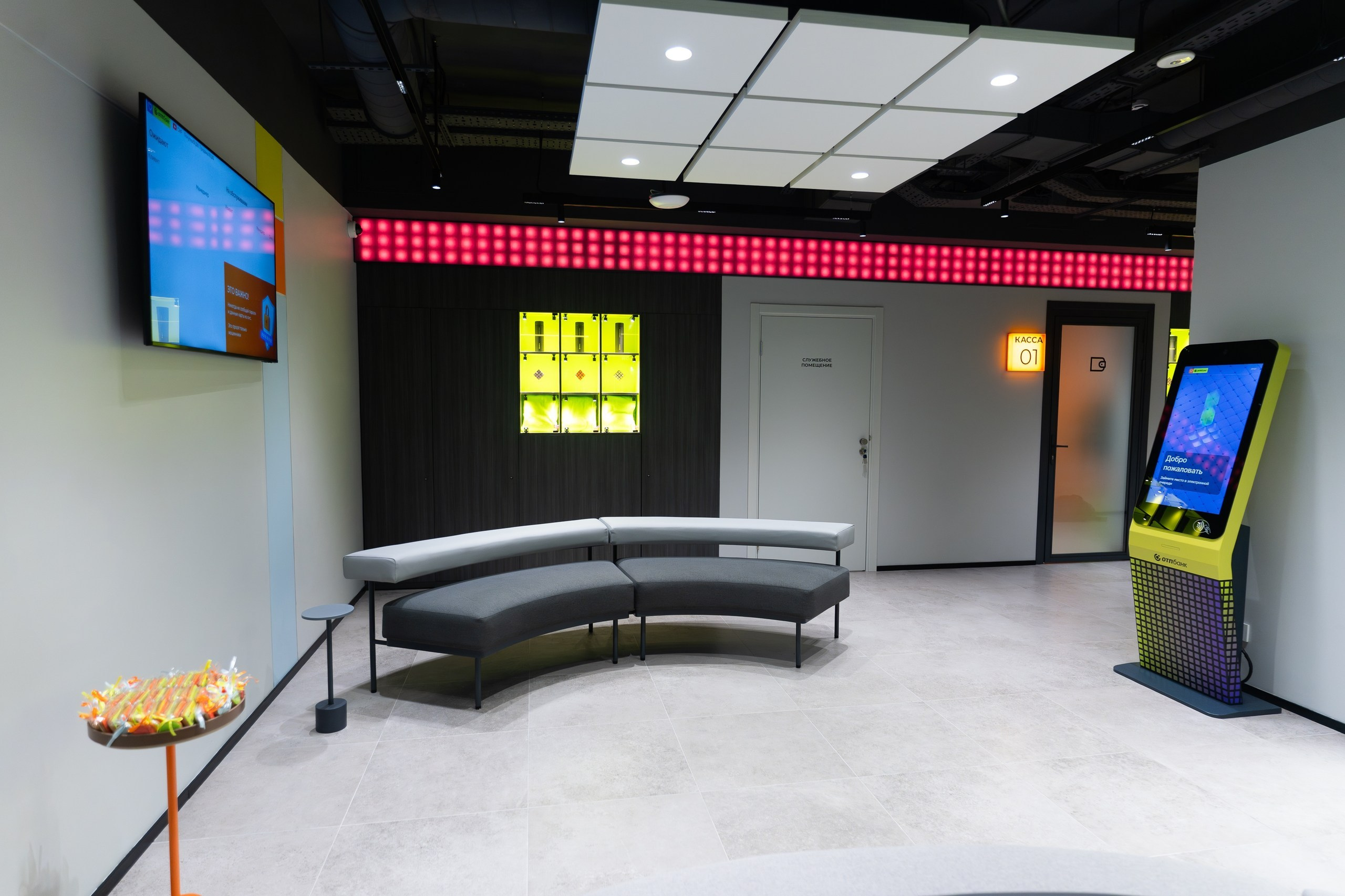 Открытие нового офиса ОТП Банка в Уфе — интерьер, сотрудники, ленточка