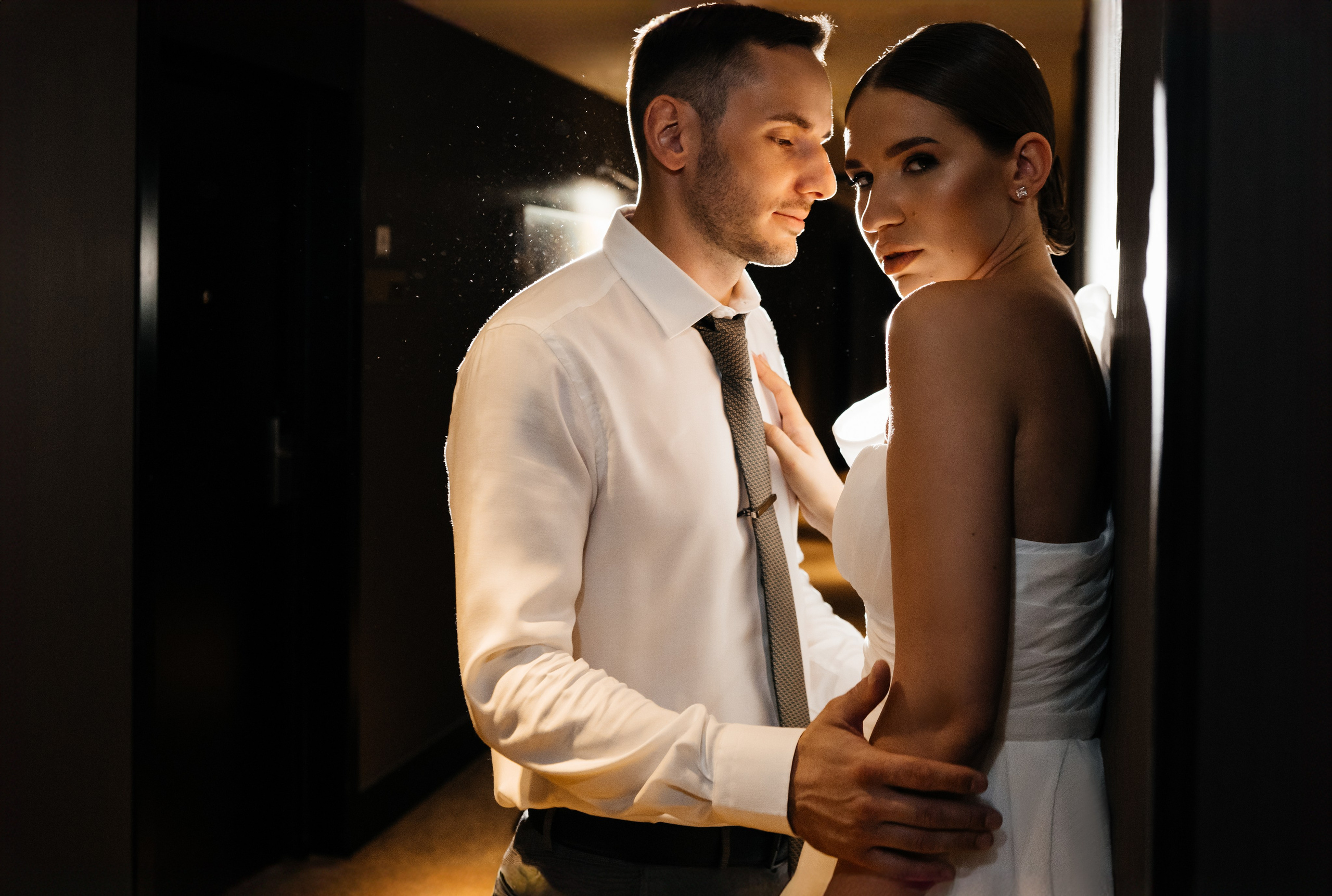 Шикарная фотосессия сборов жениха и невесты в отеле