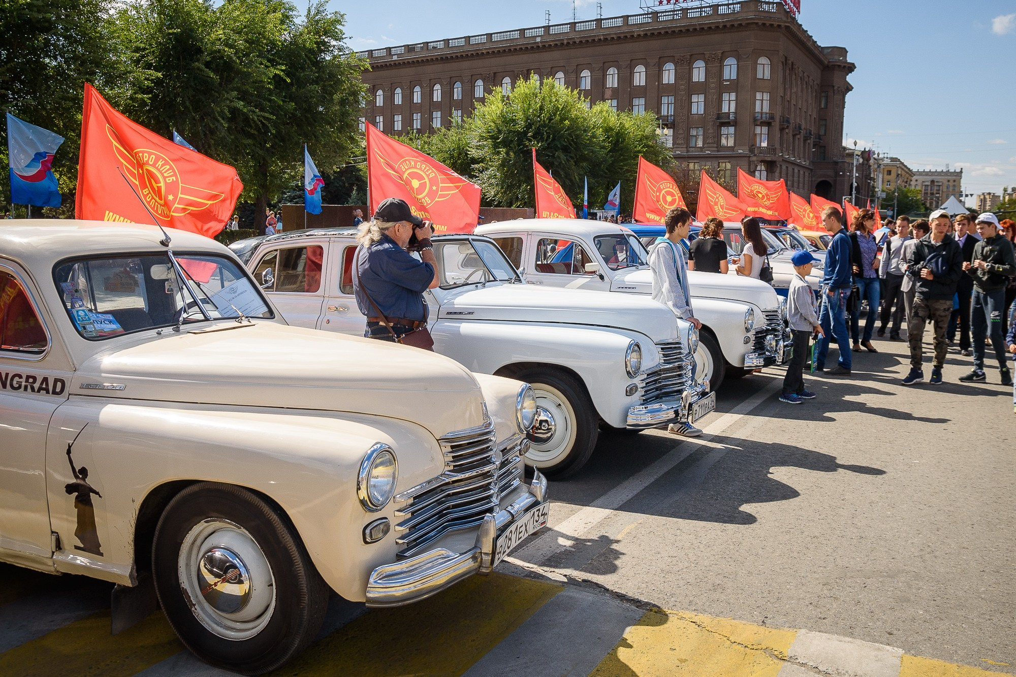 Шеренга ретро-автомобилей на выставке на Площади павших борцов в Волгограде