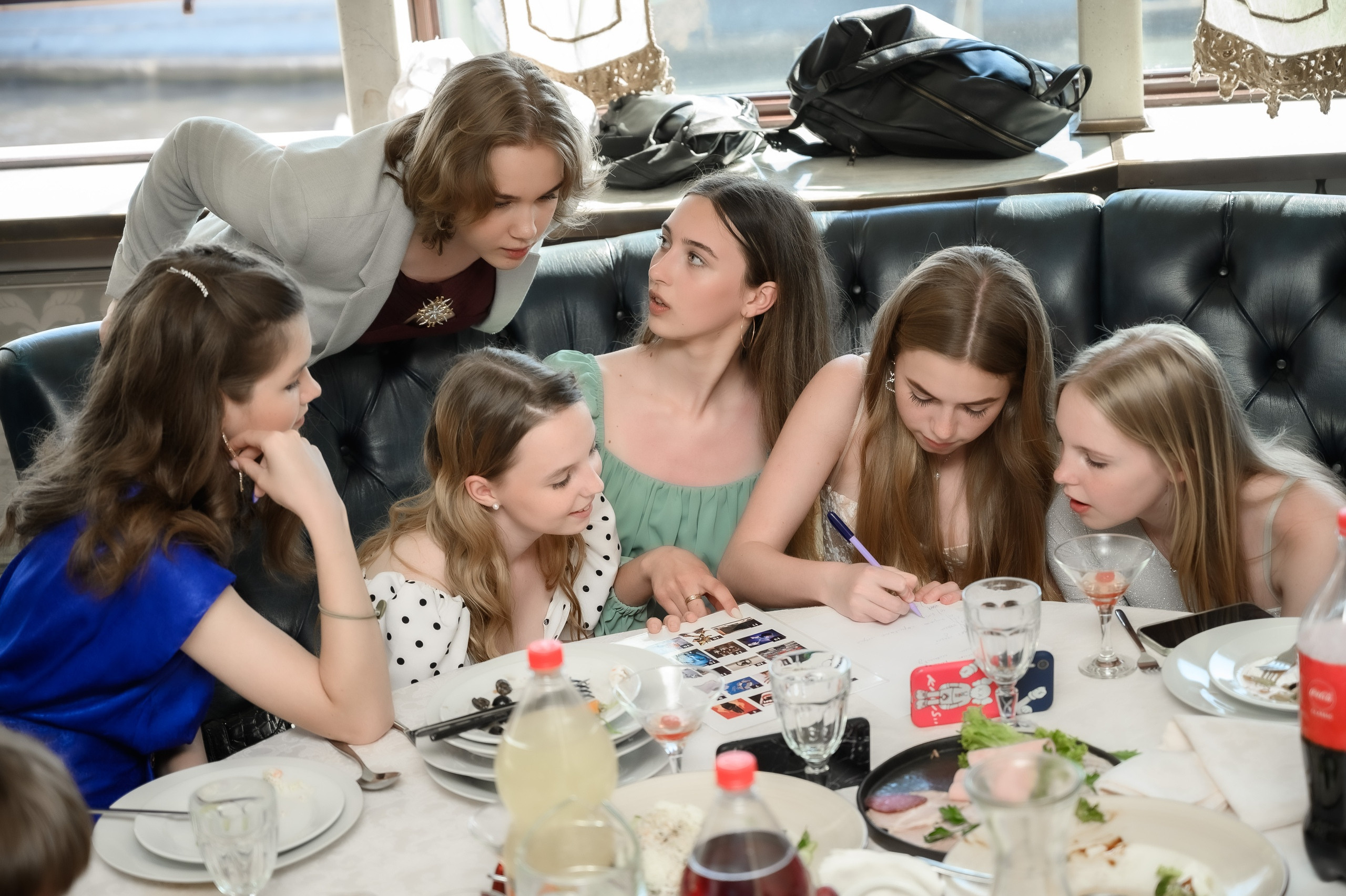 выпускники в ресторане на выпускном вечере квиз