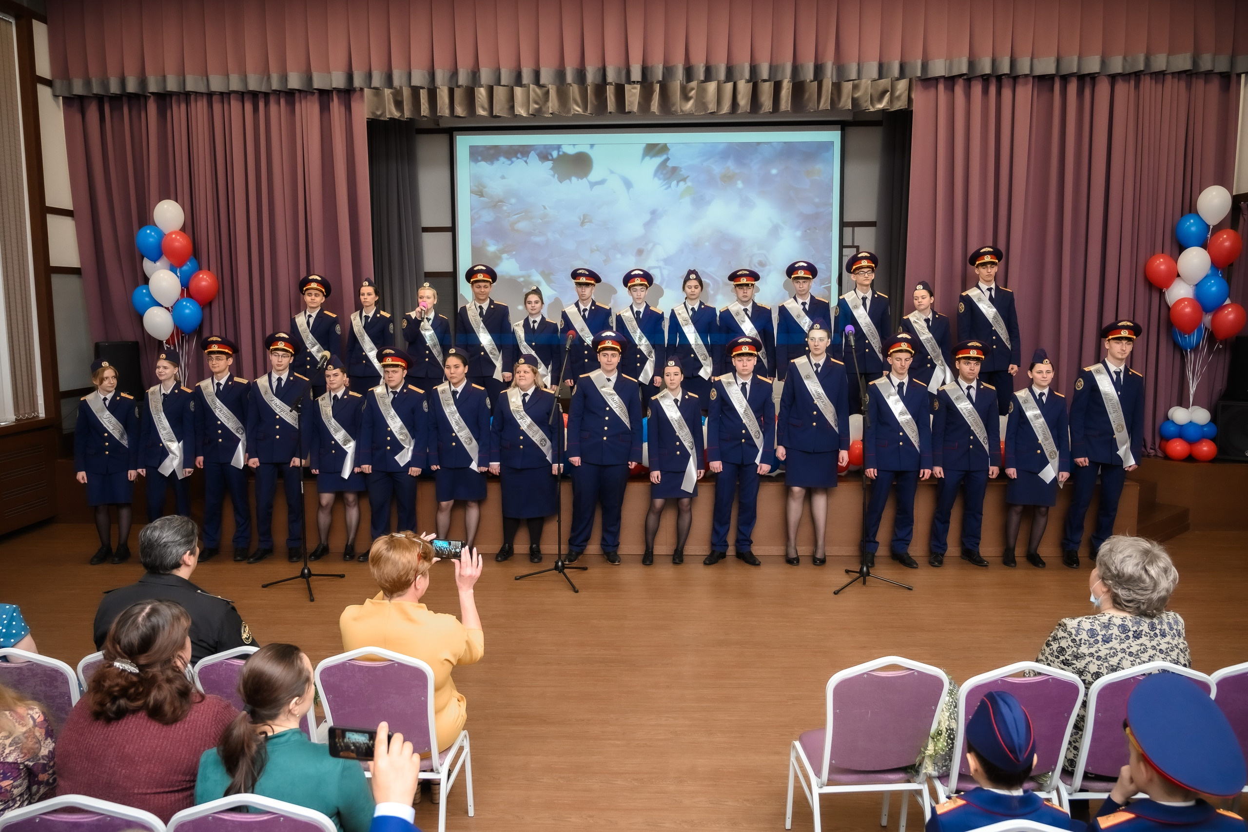 Последний звонок в актовом зале, выступление выпускников