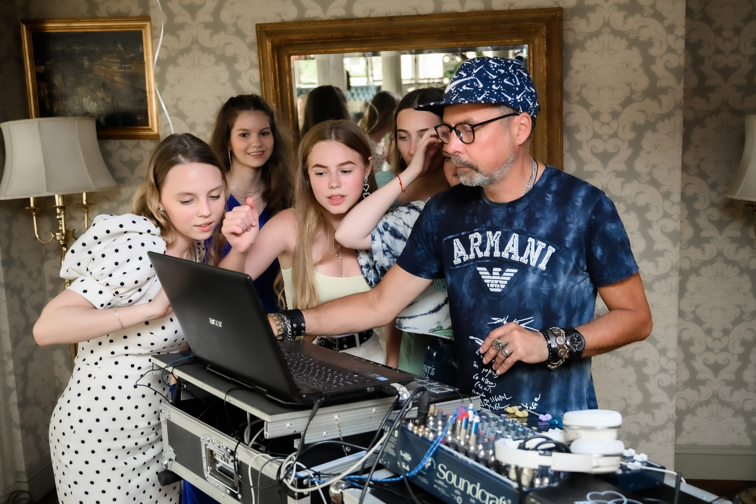 Профессиональная работа фотографа на выпускном в ресторане в СПб.