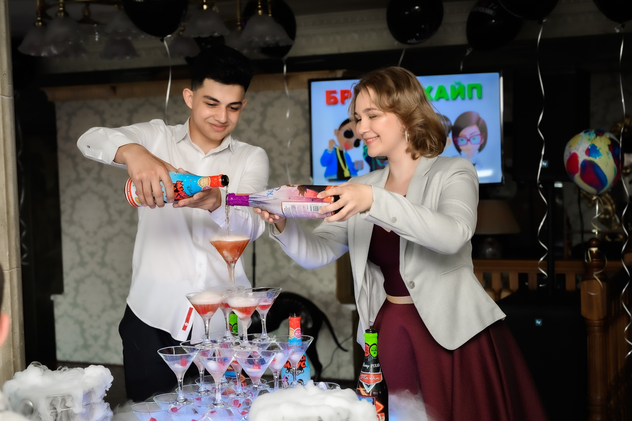 Выпускной вечер в ресторане для выпускников, горка безалкогольного шампанского.