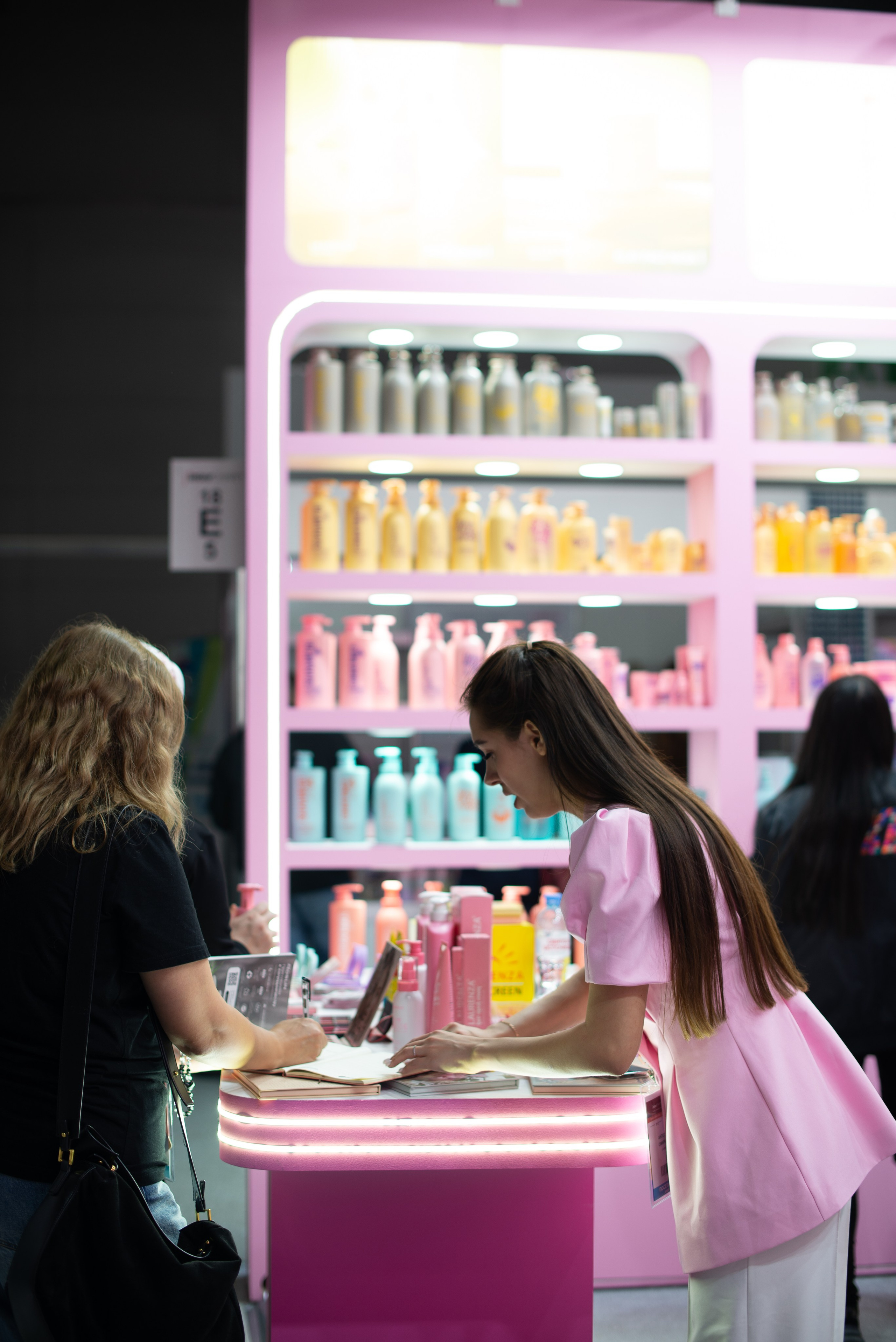 InterCHARM 2025 осень. Victoria Radjevna Репортажный Фотограф — Видеограф Москва • Санкт-Петербург