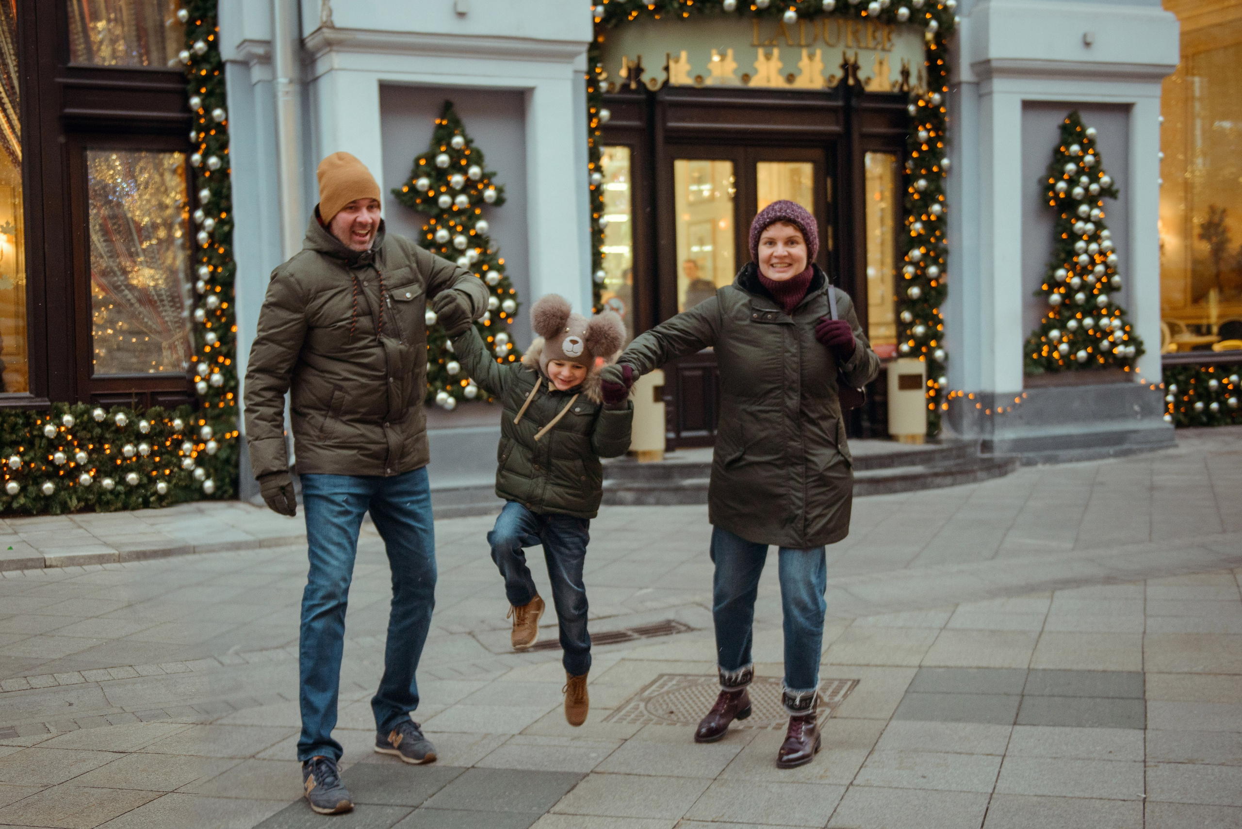 family photo shoot walking in the city. New Year Christmas photoshoot (Photographer in Edinburgh Elena Carruthers)