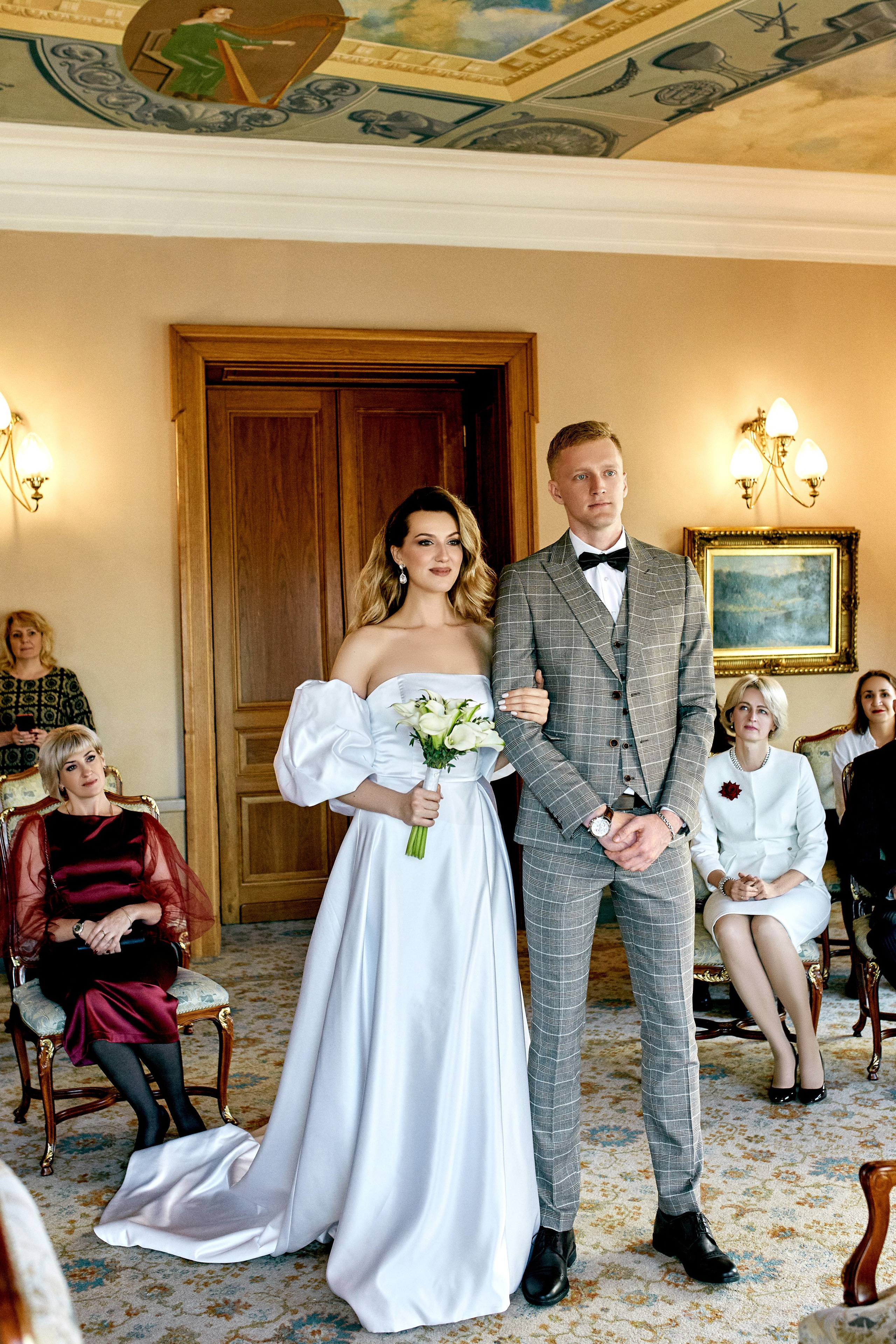 При подготовке проведения свадебного торжества жениху и невесте предстоит решить огромное количество вопросов и тщательно распланировать каждый шаг, чтобы получить праздник, который будет вспоминаться только с приятными эмоциями. Важно, чтобы себя комфортно чувствовали и моложены, и гости, в том числе самые юные.