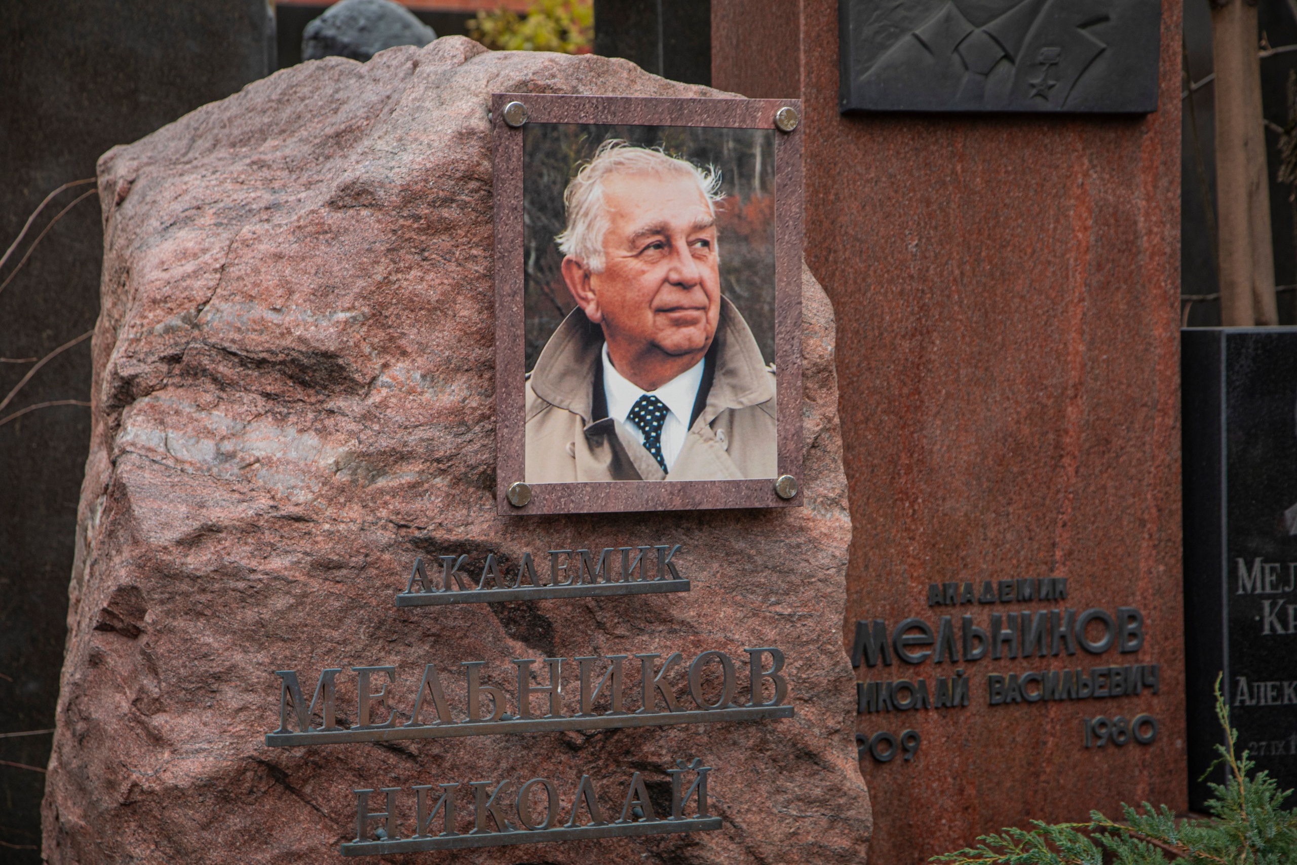 Осенняя прогулка по Новодевичьему кладбищу. Фотограф Сергей Ловкий