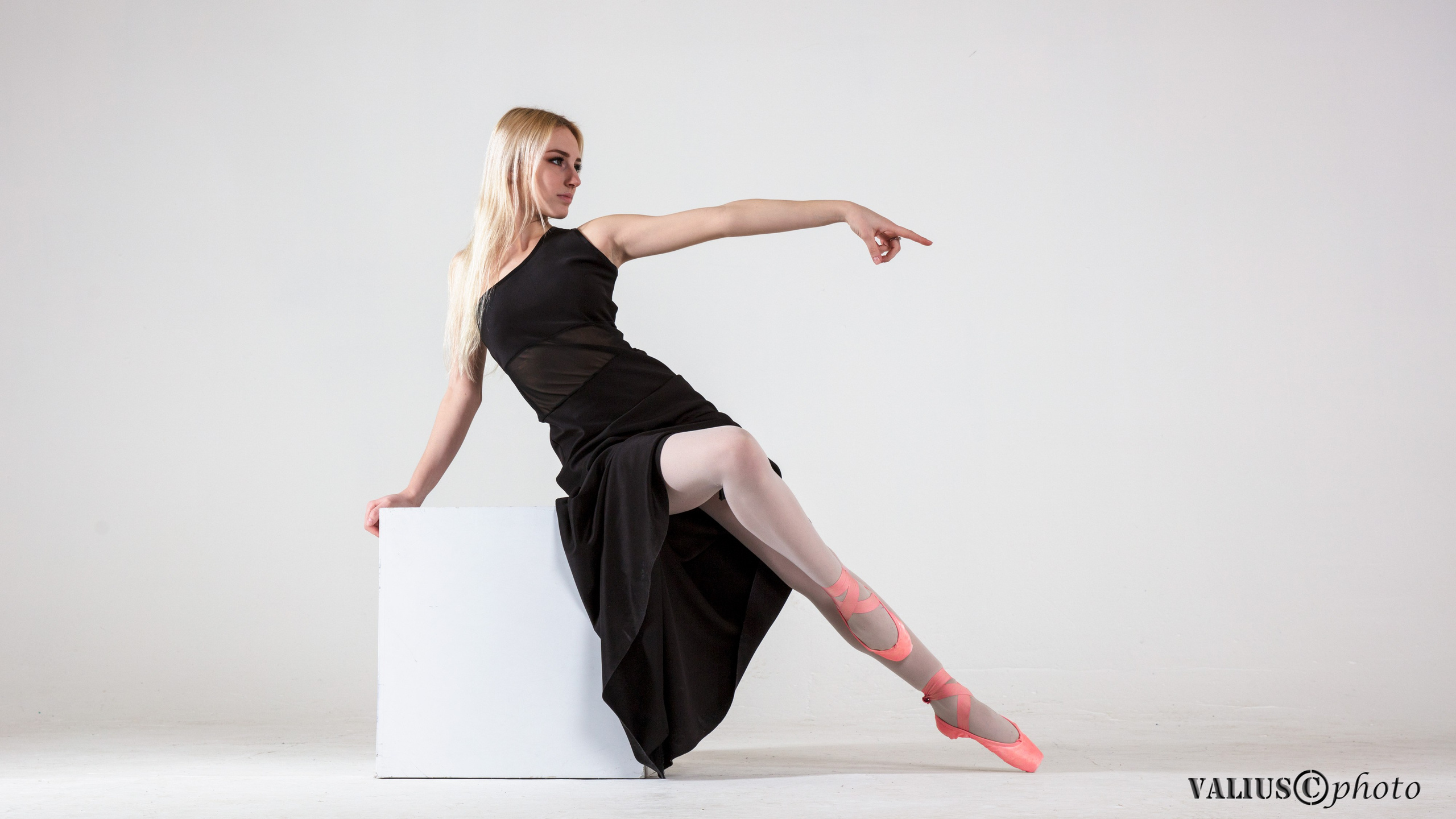 Стройная и изящная балерина Чёрное платье