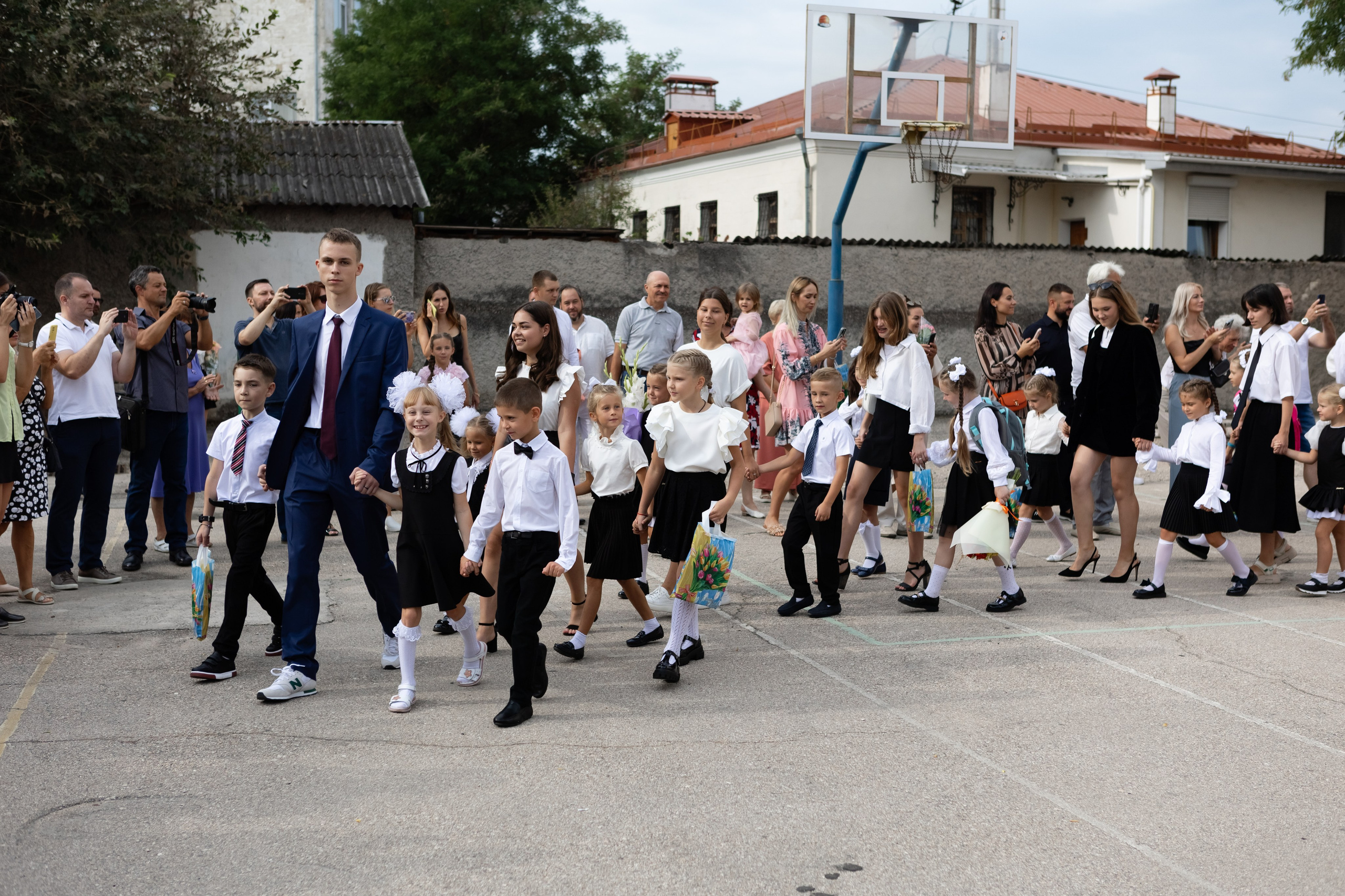 Первый раз — в первый класс. Фотосессия первоклассников 1 сентября. Свадебный фотограф, фотосъемка в Крыму, Севастополе, Симферополе, Ялте