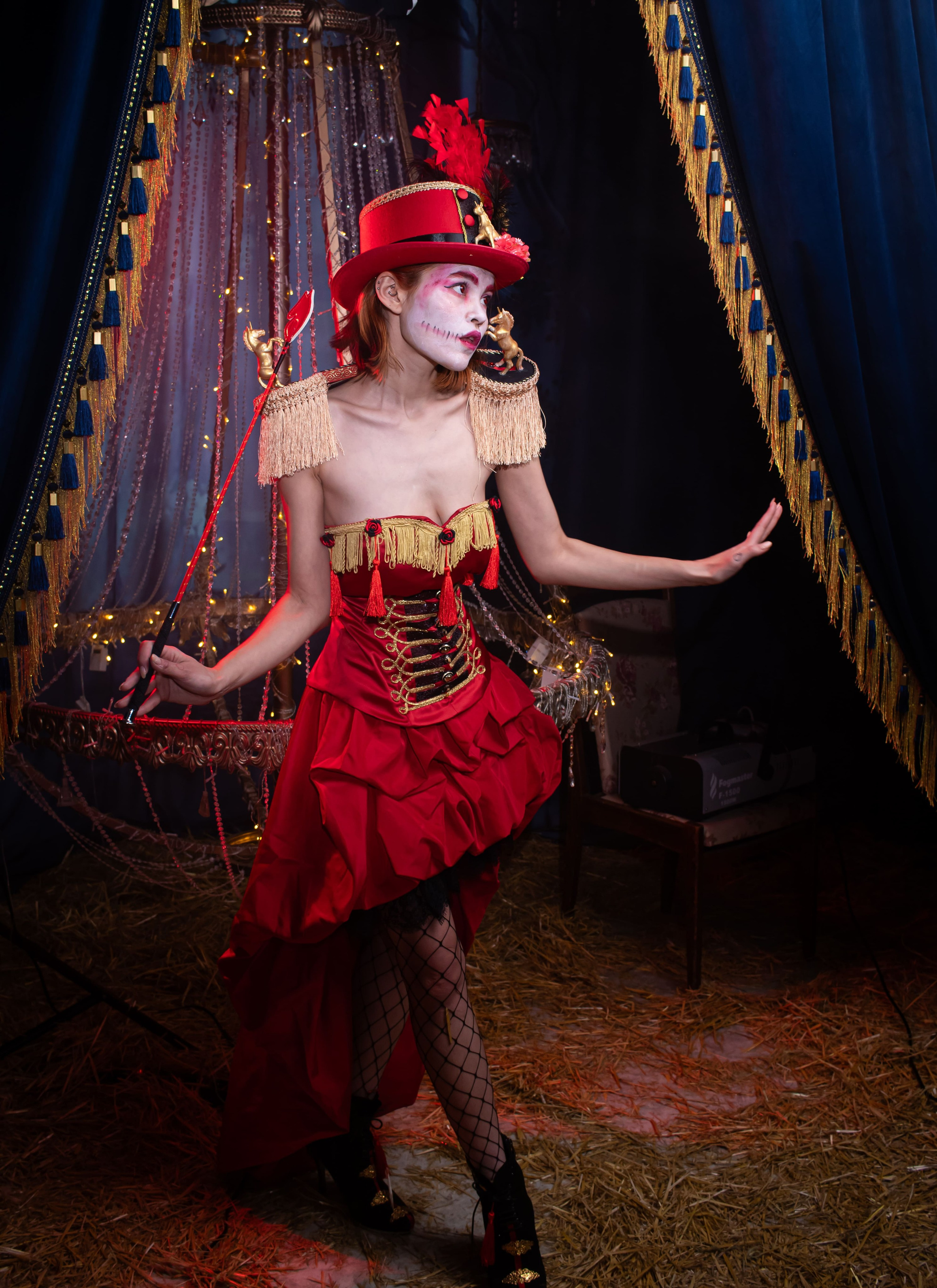 Арт-серия с реквизитом цирковой сцены — фото Карасёва Елена