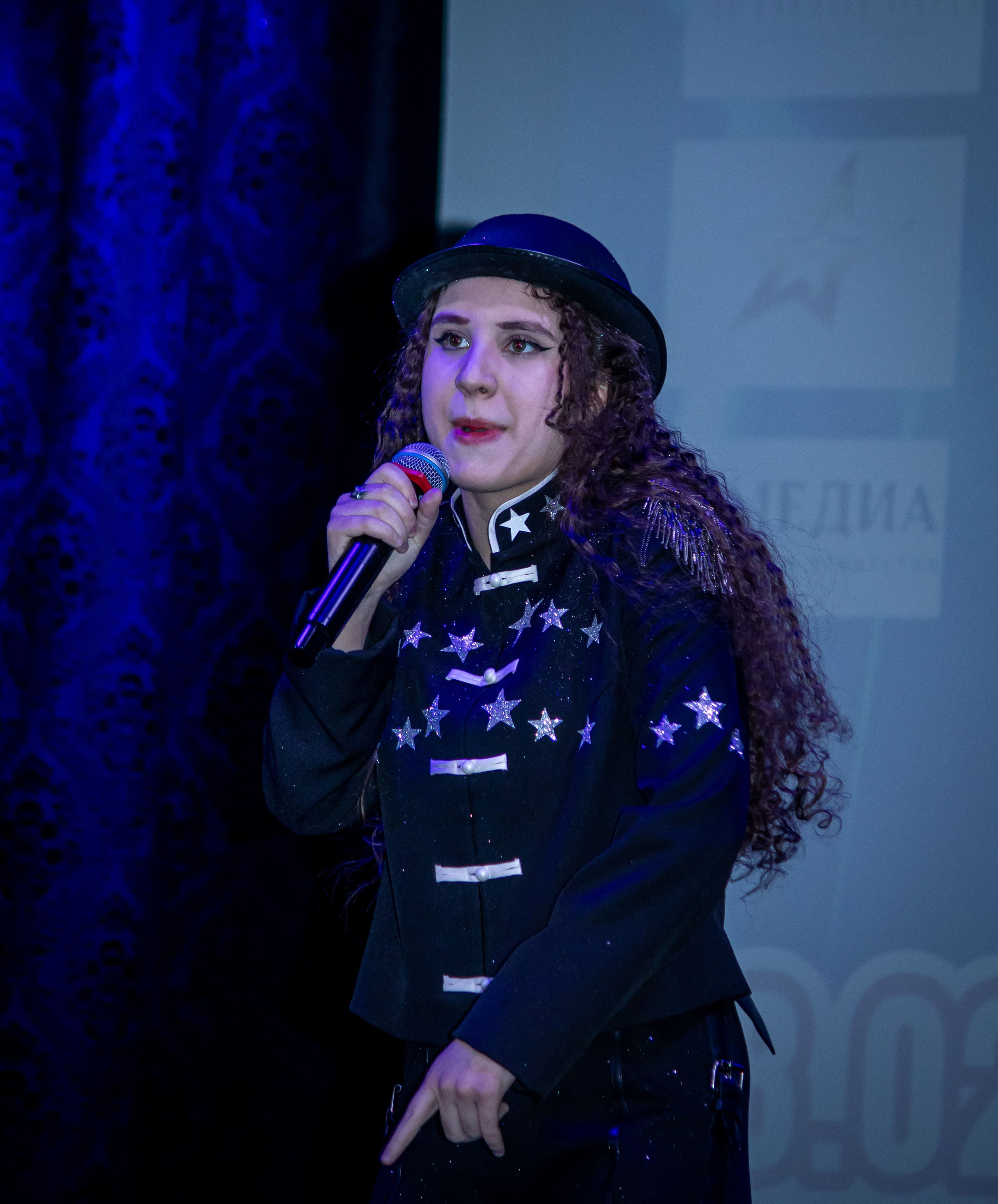 Певица с микрофоном на концерте Радио «Птица», 2 года — фотограф мероприятий Москва Карасёва Елена