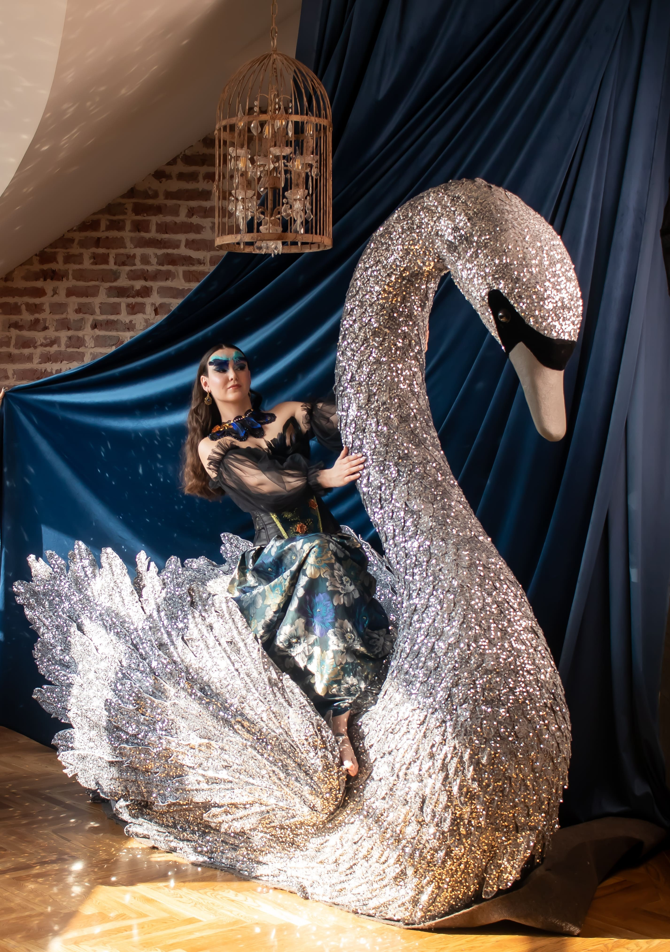 фотосессия девушки с декоративным лебедем в интерьерной студии