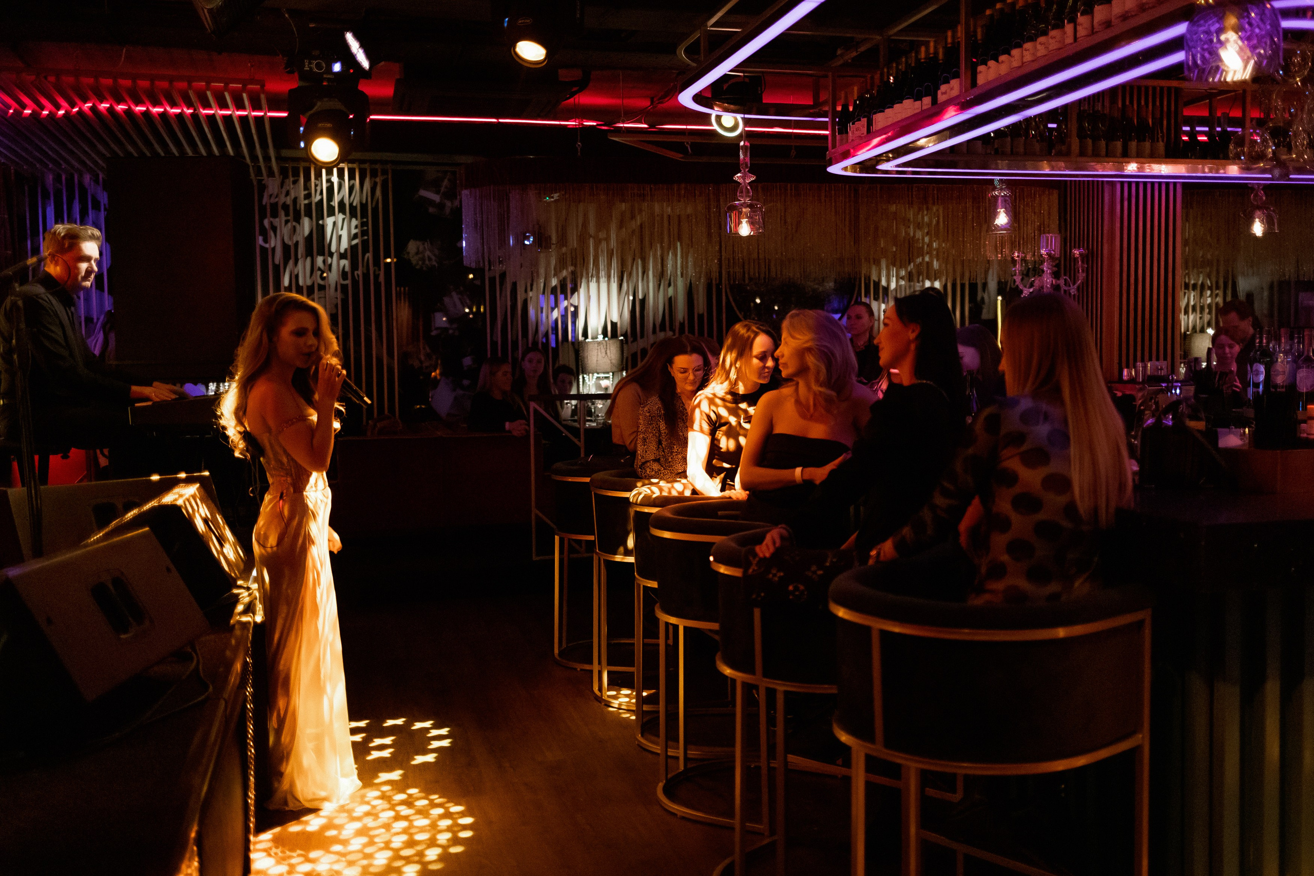 YANA URBAN: сольный концерт в «Анжелика Wineroom». СВОИ. ФОТООТЧЕТЫ-СОБЫТИЯ-МЕСТА