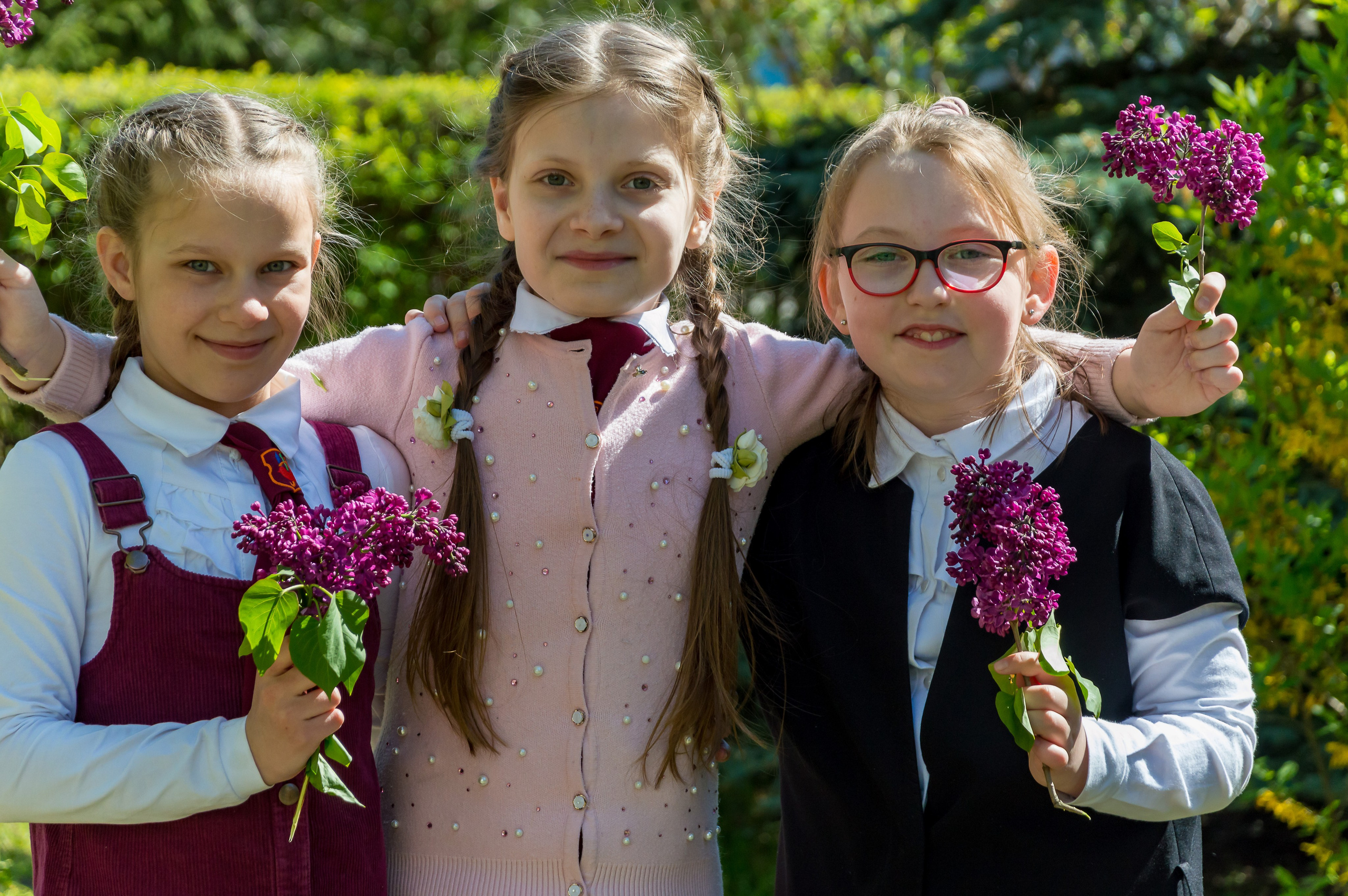 группа детей с сиренью