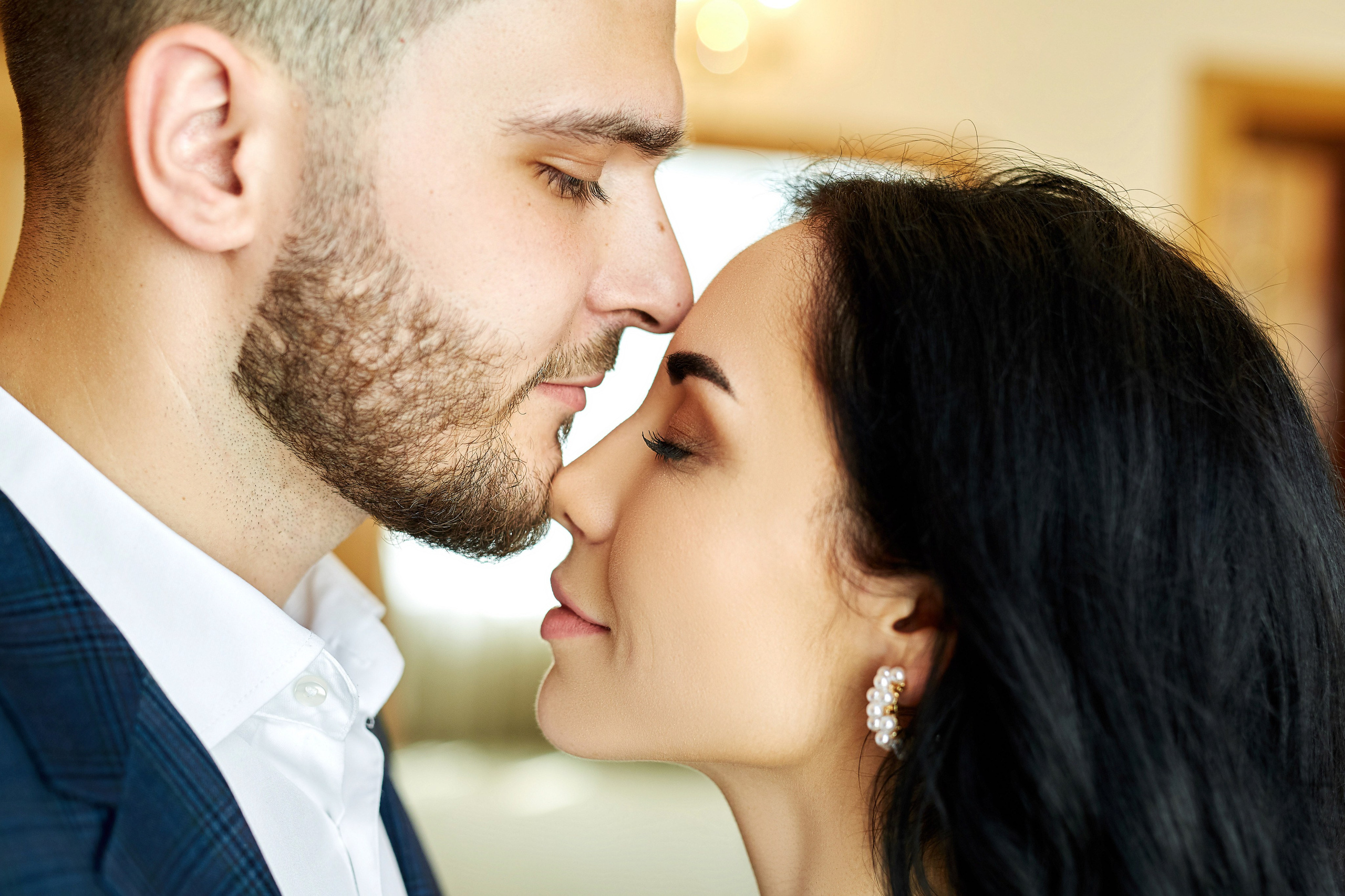 Торжественная часть свадьбы - это один из самых важных моментов в жизни каждой пары. И чтобы сохранить яркие воспоминания об этом дне, нужен профессиональный фотограф.