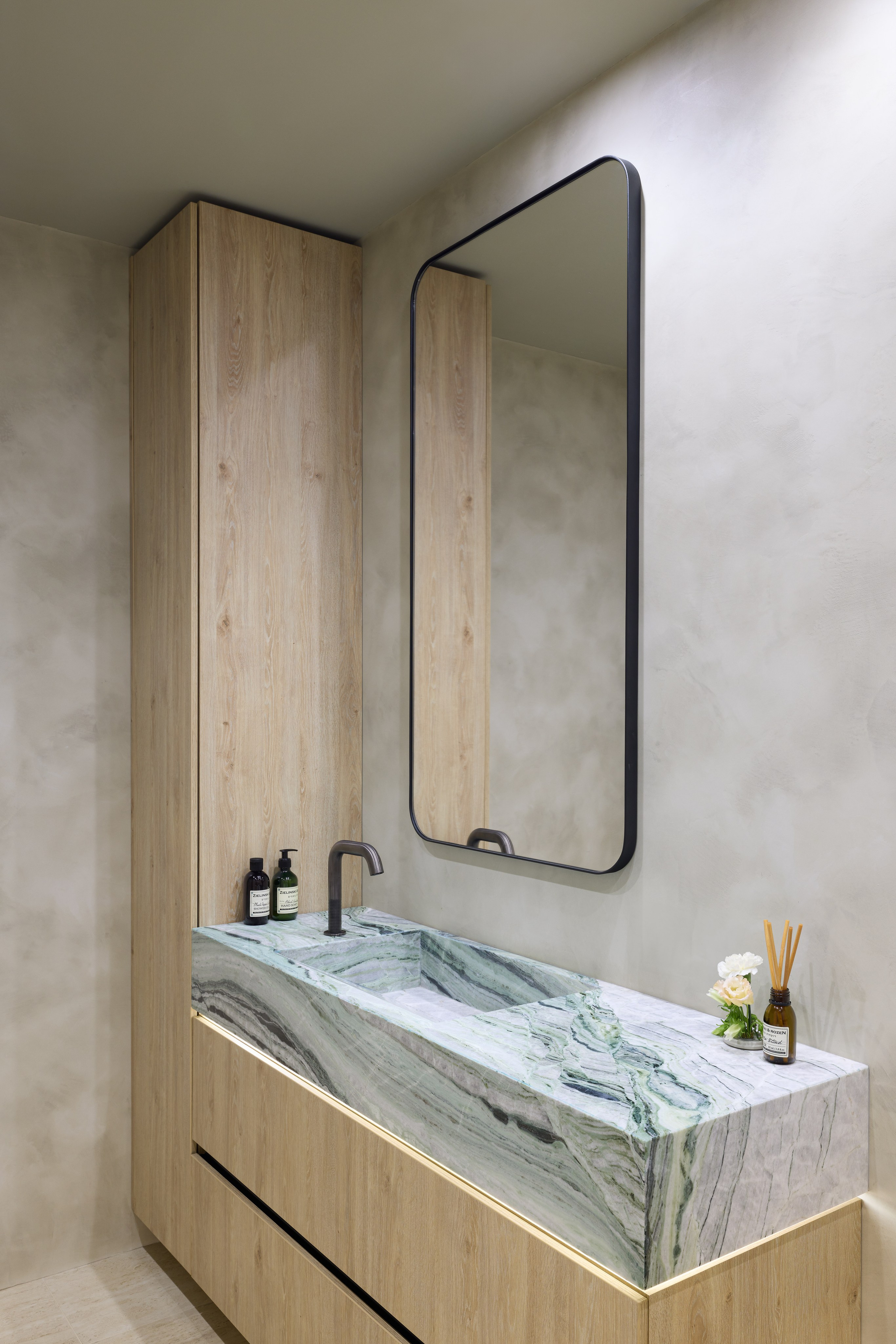 Ванная комната с премиальной сантехникой и индивидуальными деталями. Дизайн от Ксении Новиковой (ksudsgn), выполнен в рамках проекта в Петербурге.