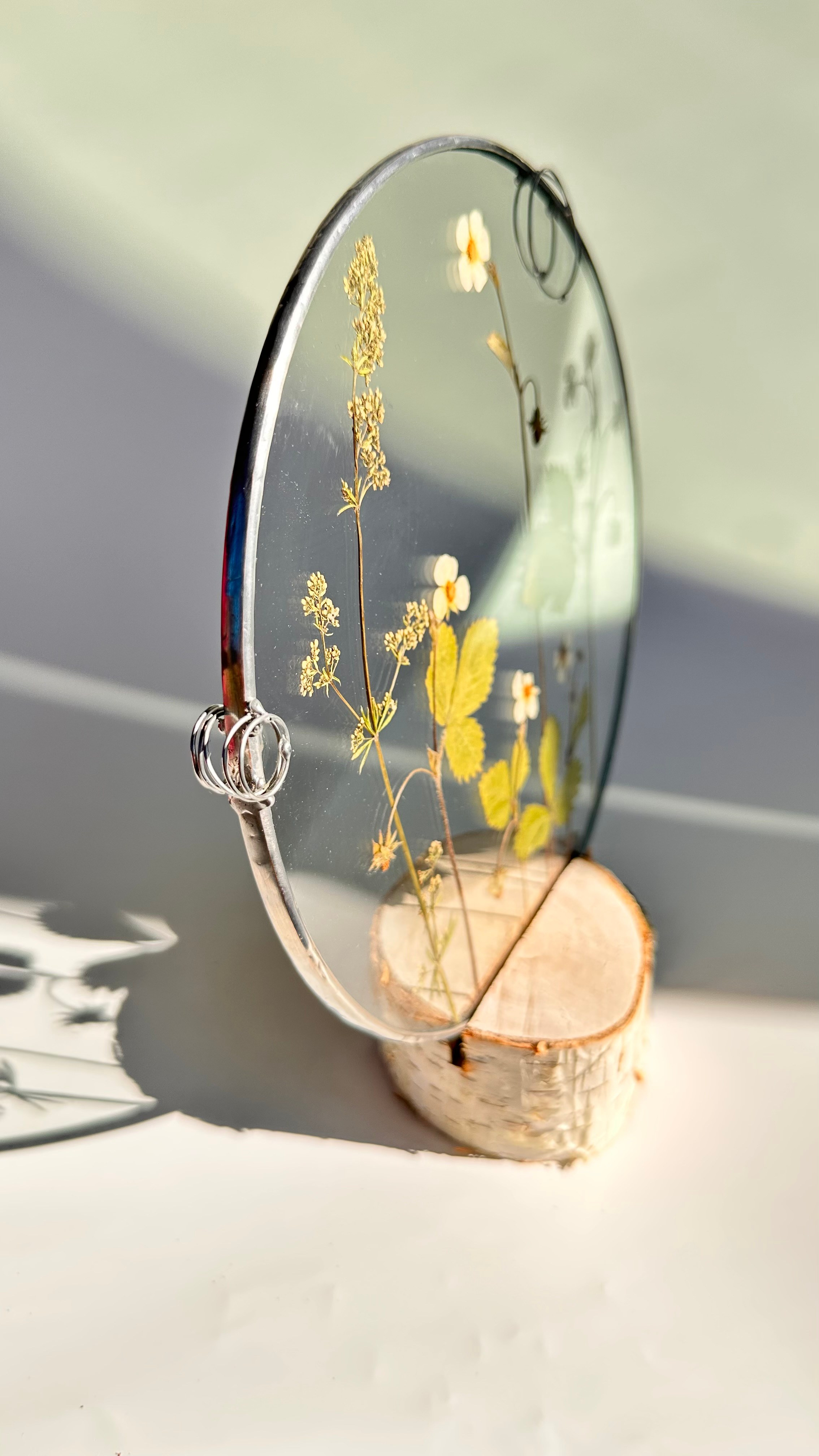 Земляника Круг 20 см. Оформляю пространства. Витражи с сухоцветами в технике Тиффани