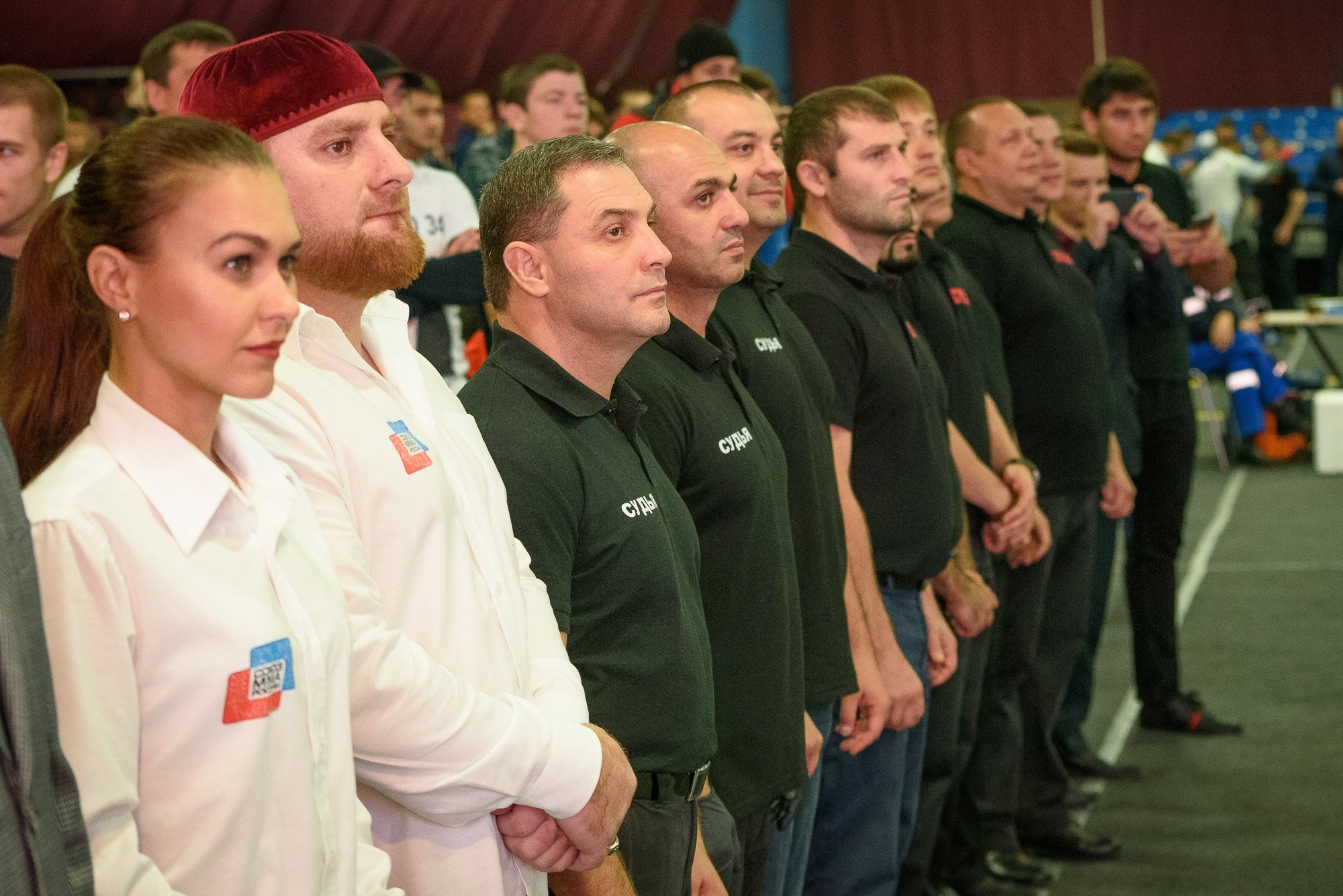 Судьи Кубка России стоят в шеренгу во время исполнения гимна РФ