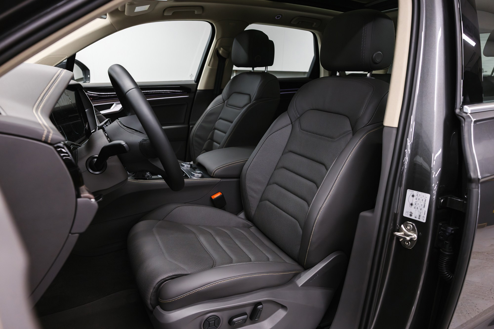 Volkswagen Touareg R-Line 2.0 TSI AT (265 л. с.). Автосалон «Х-Авто»