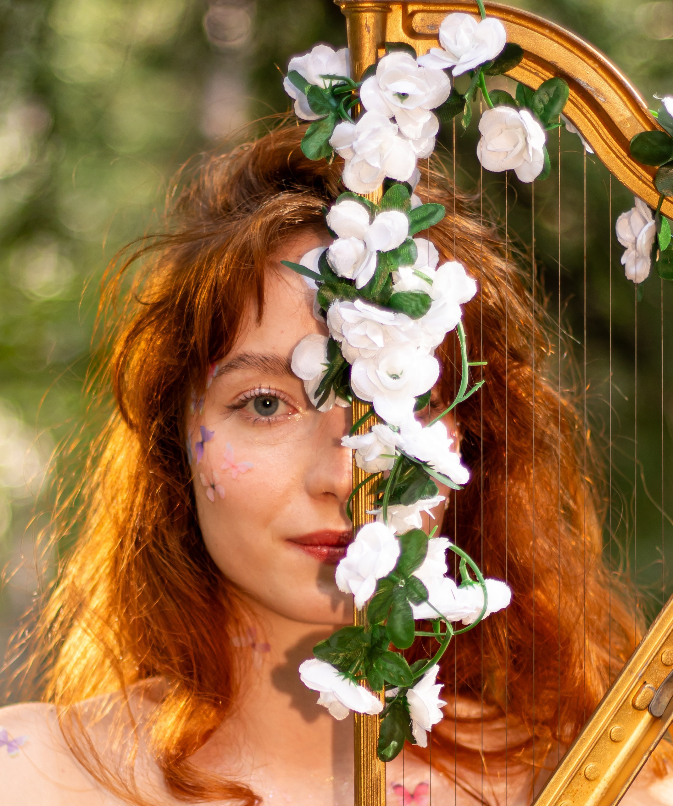 Девушка в нежном платье опускается на траву в лесу — фотосессия, фотограф Карасёва Елена