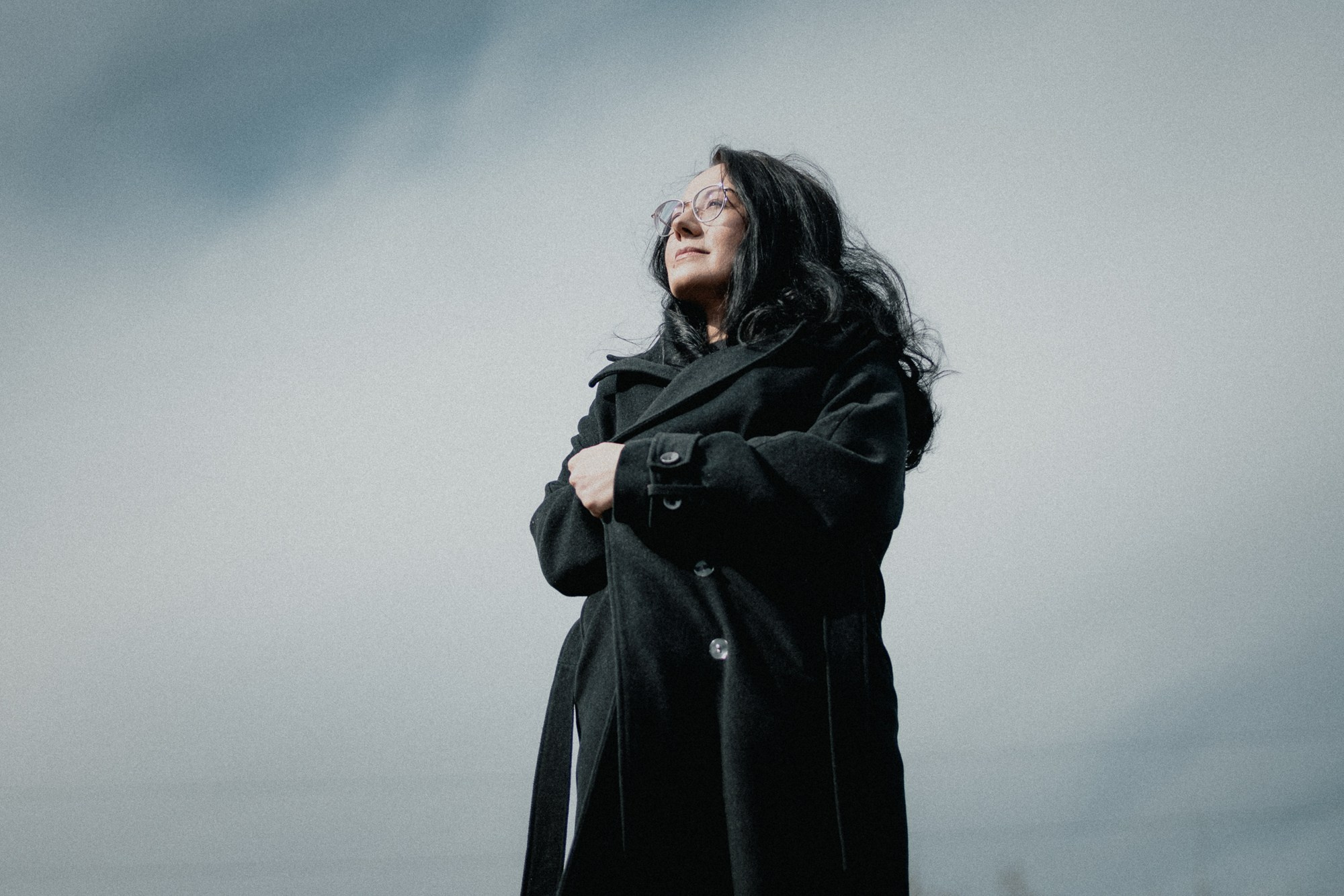 Созерцательный портрет на открытом воздухе, естественный свет, Тюмень