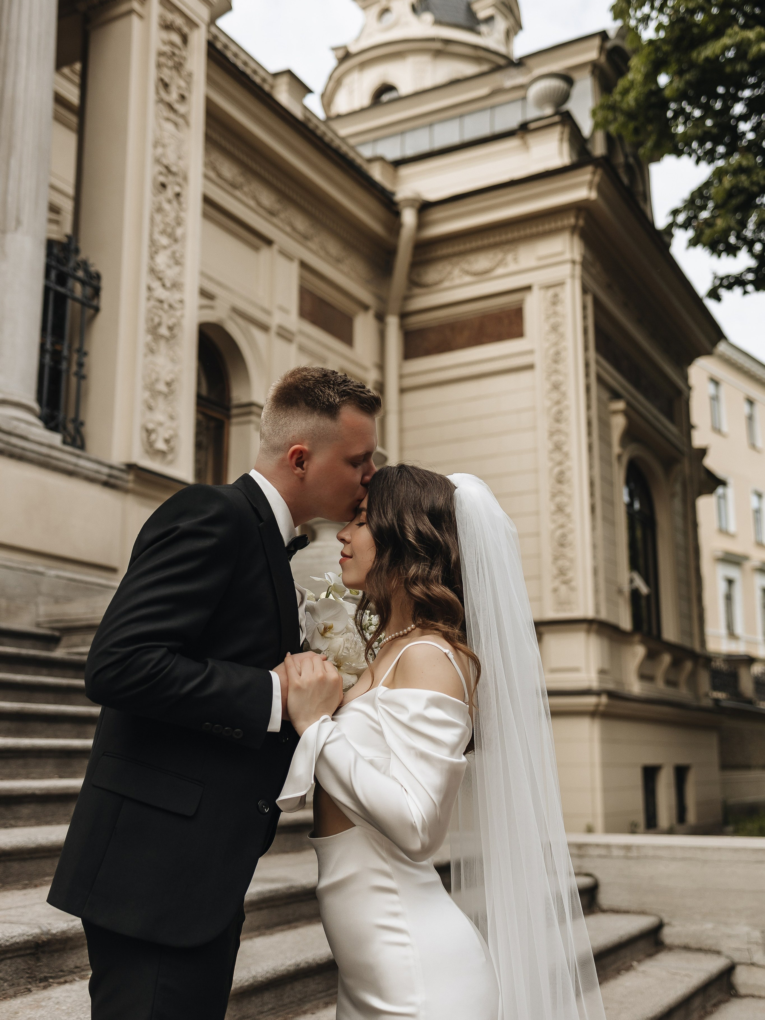 Свадебная прогулка в Алексеевском саду на Английской набережной Петербурга. Уютный маршрут после Первого дворца бракосочетаний с видами на Новую Голландию, Поцелуев мост и Исаакиевский собор