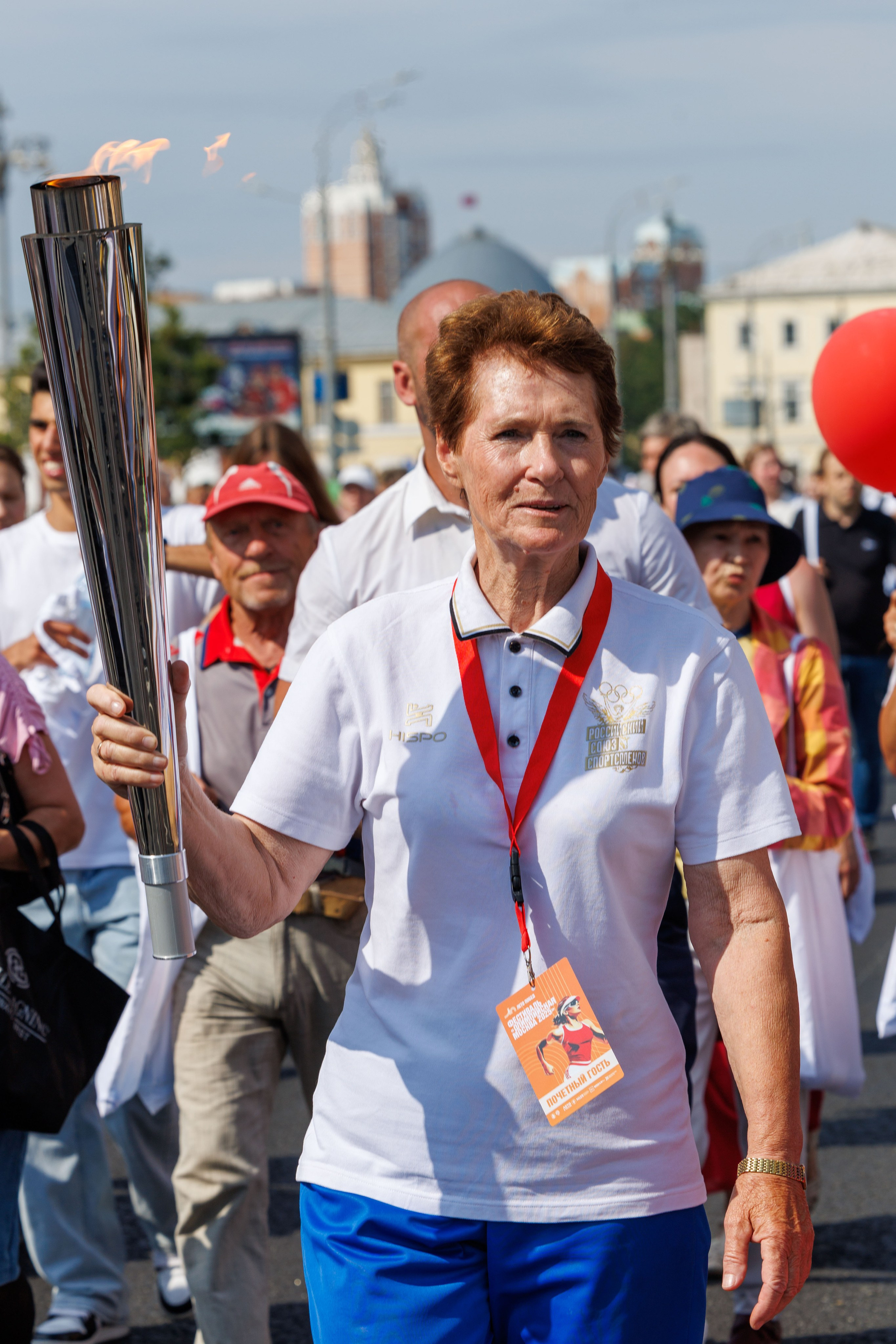 Нина Трофимова несет Олимпийский огонь по Садовому кольцу