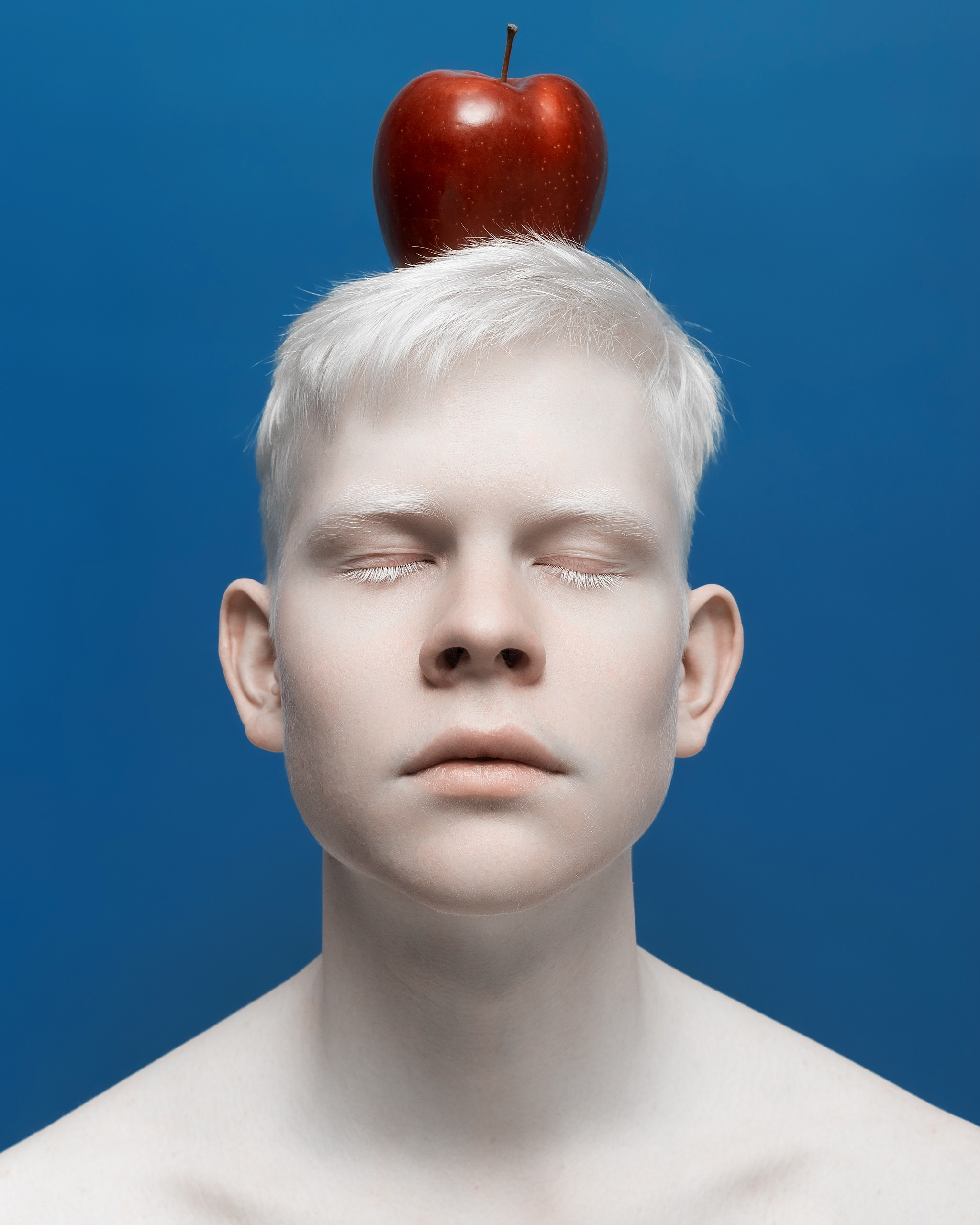 Альбинос с красным яблоком на голове творчество