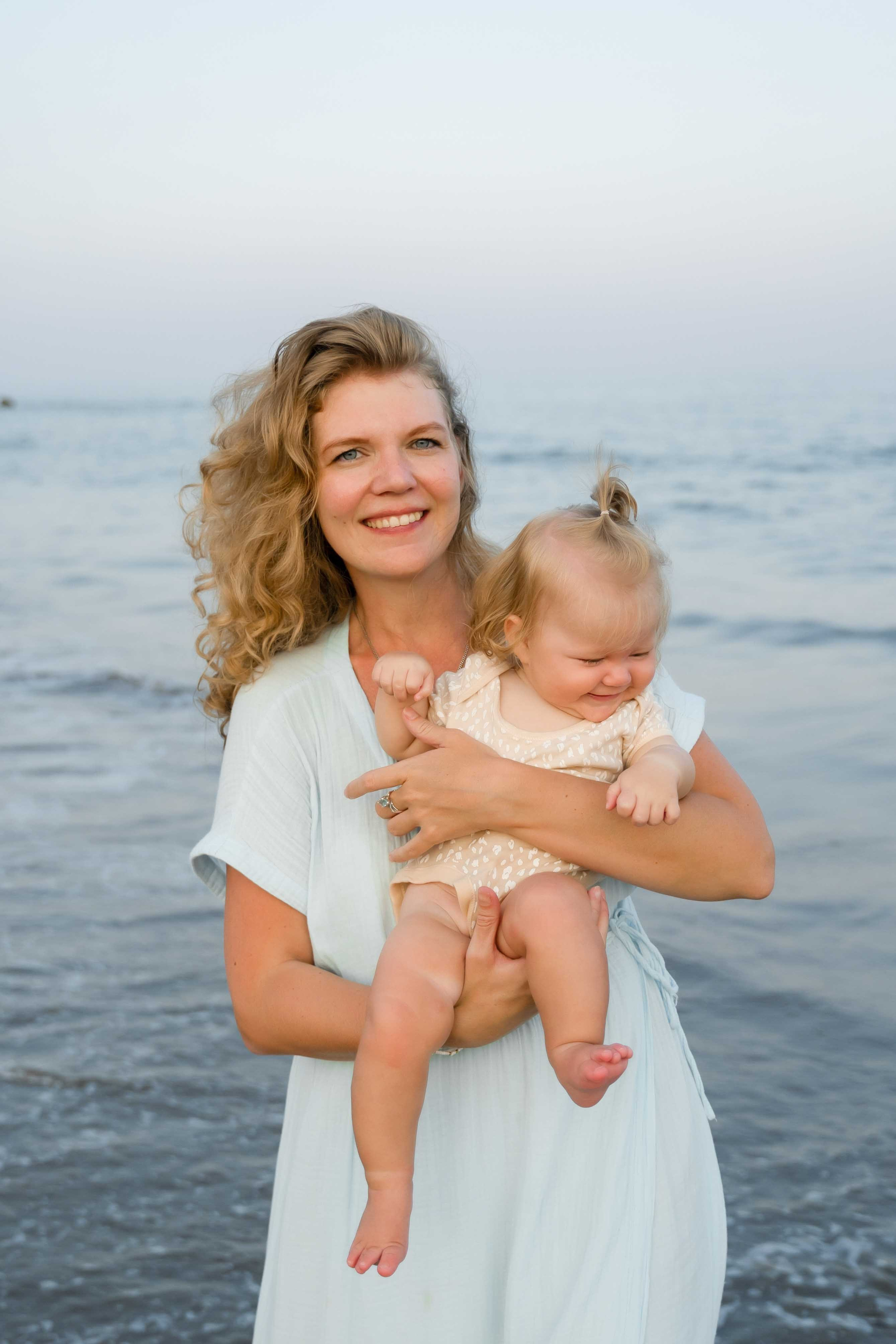 Family photographer in abu dhabi dubai sharjah fujeirah