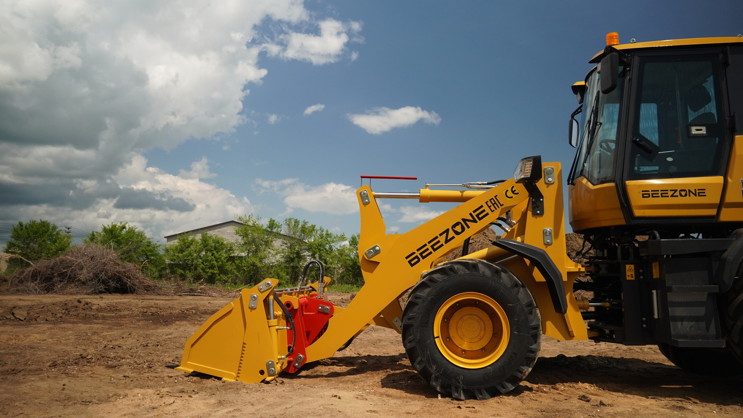 Фото фронт.погр. Beezone 920. Продажа и обслуживание грузовой техники и спецтехники в г. Новосибирск компания СТИ