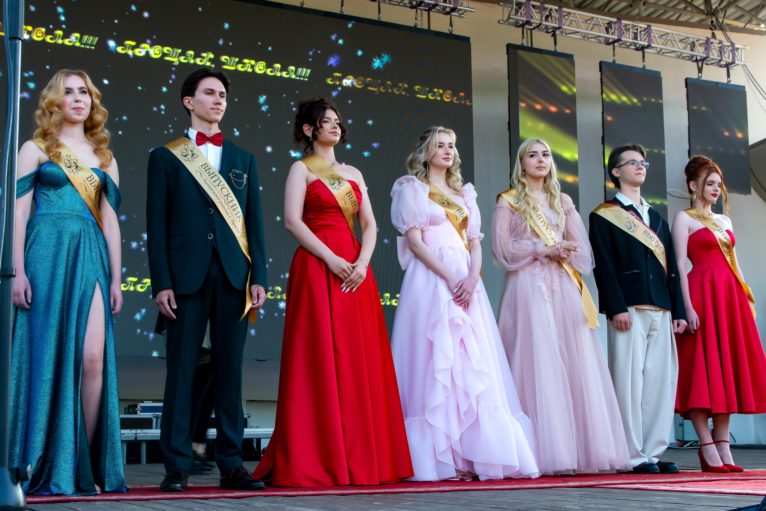 награждение выпускников в парке Бреста