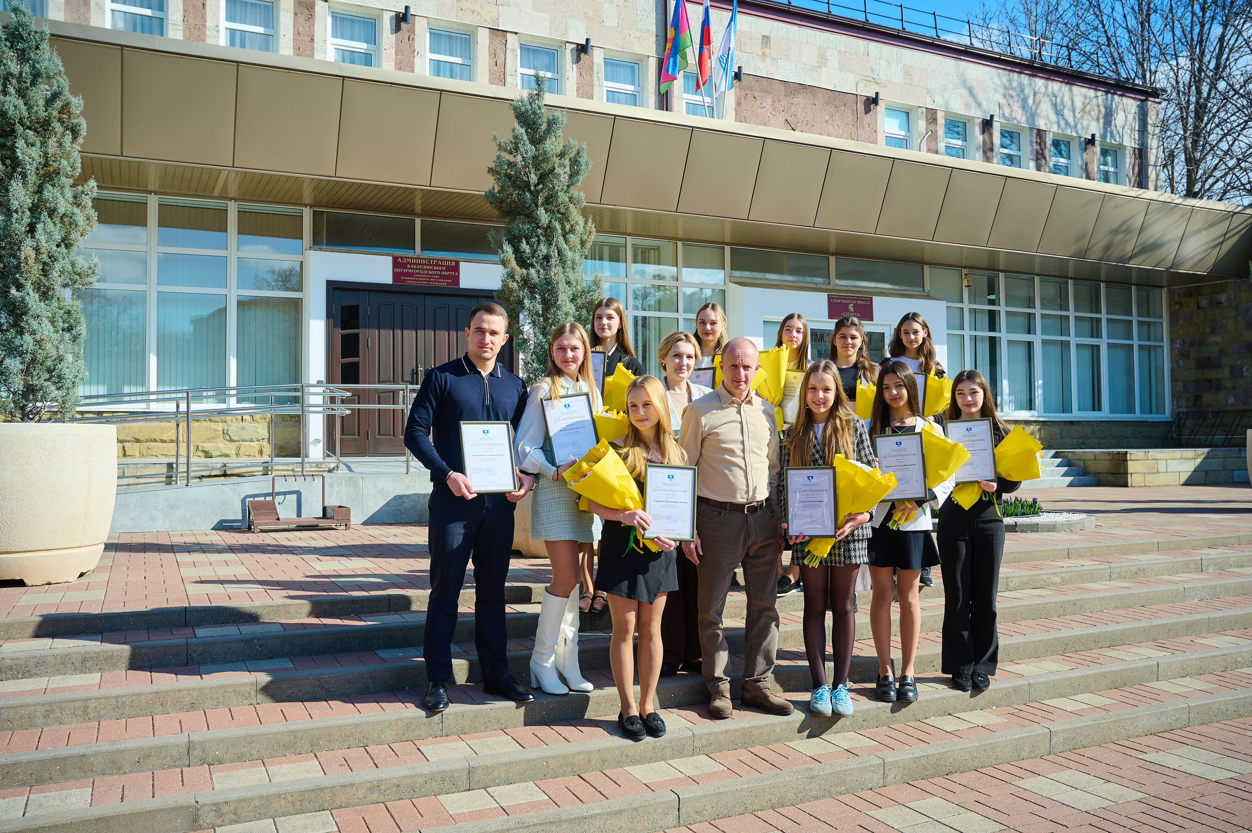 Поздравления девочкам Кабардинки от Главы округа Кялова Г.Е. Жизнь курорта Кабардинка в фотографиях