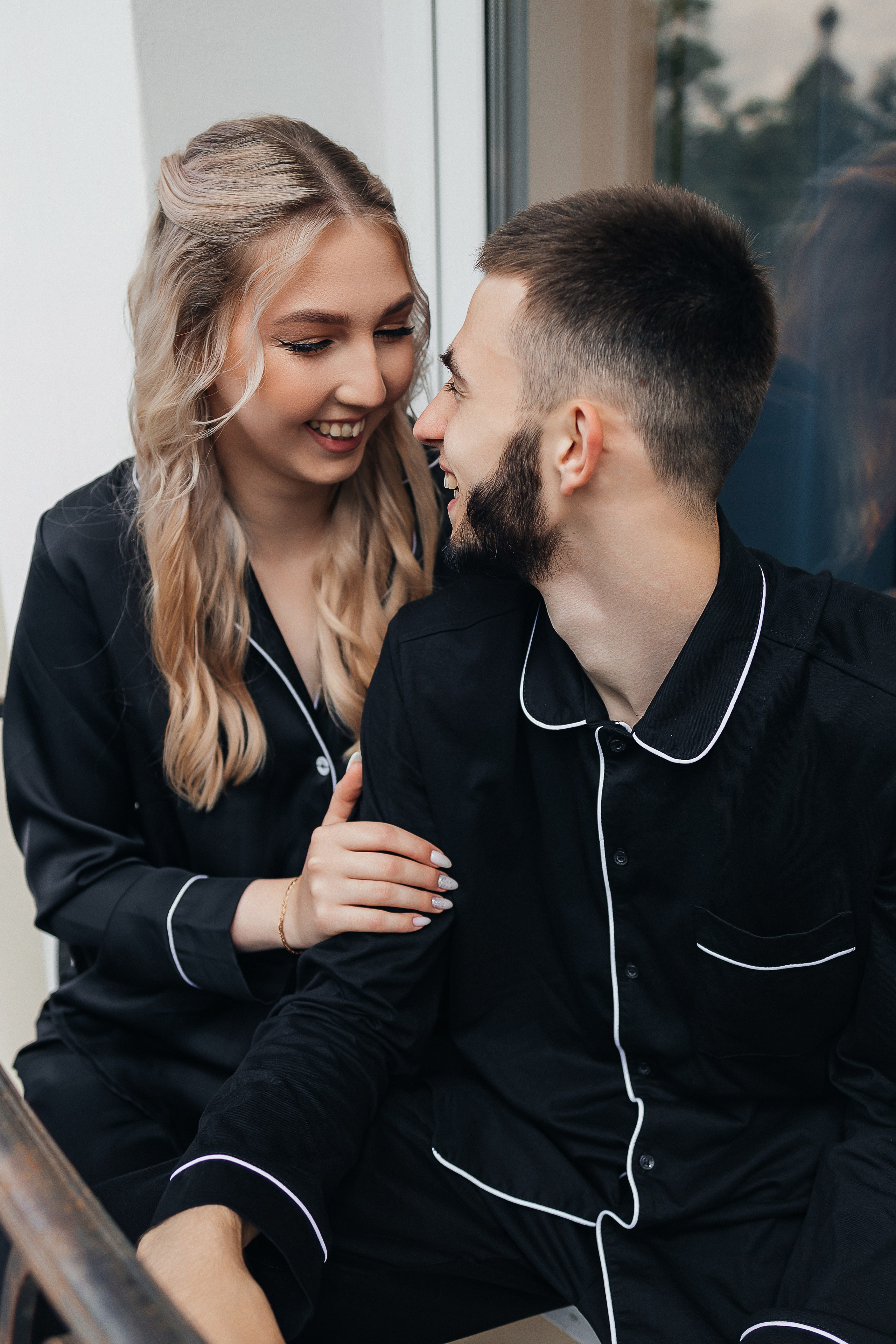 Чувственная первая встреча пары в отеле. Олег Сверчков | Свадебный фотограф Вологда