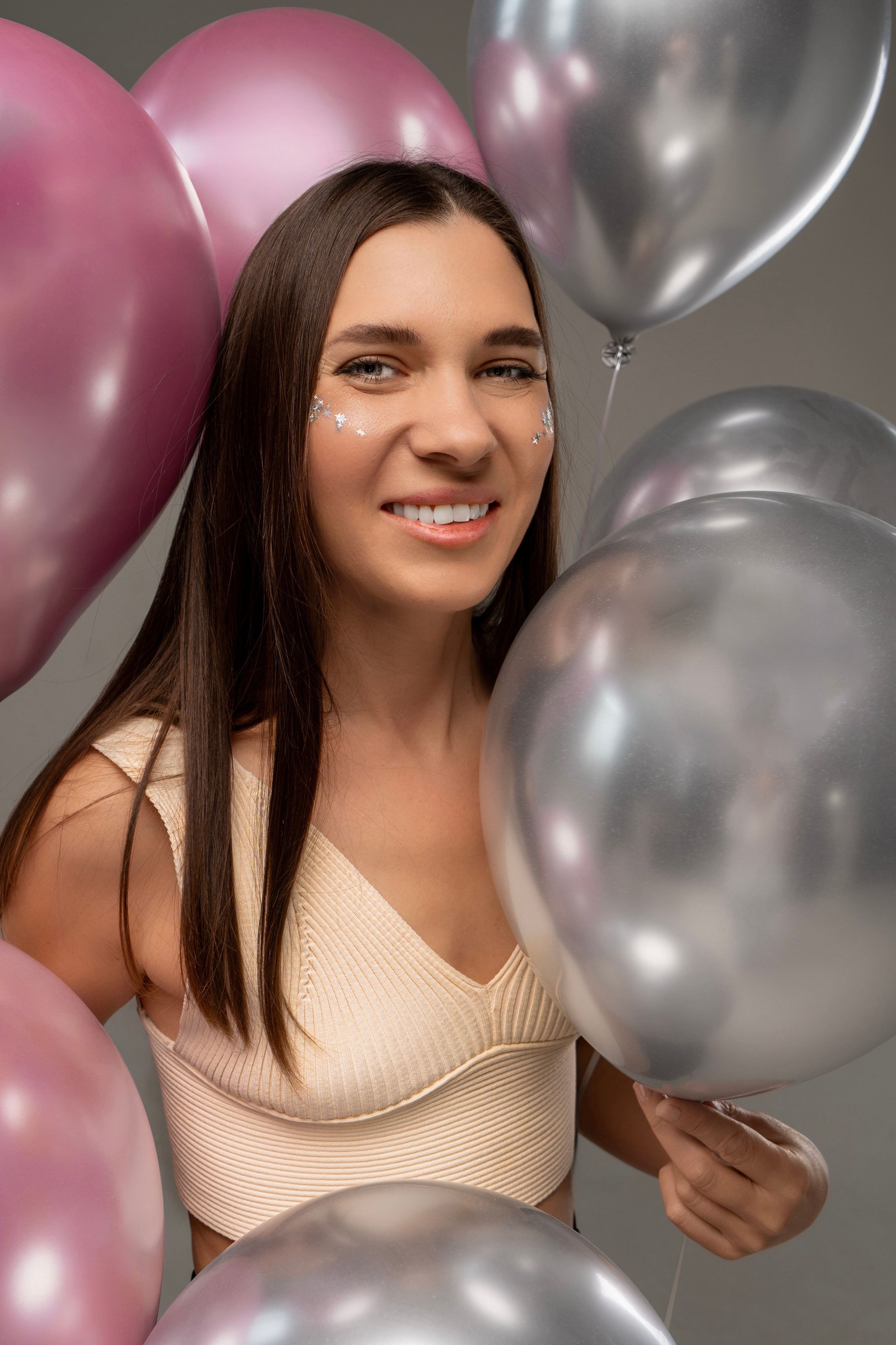 Девушка с розовыми и серебристыми шариками