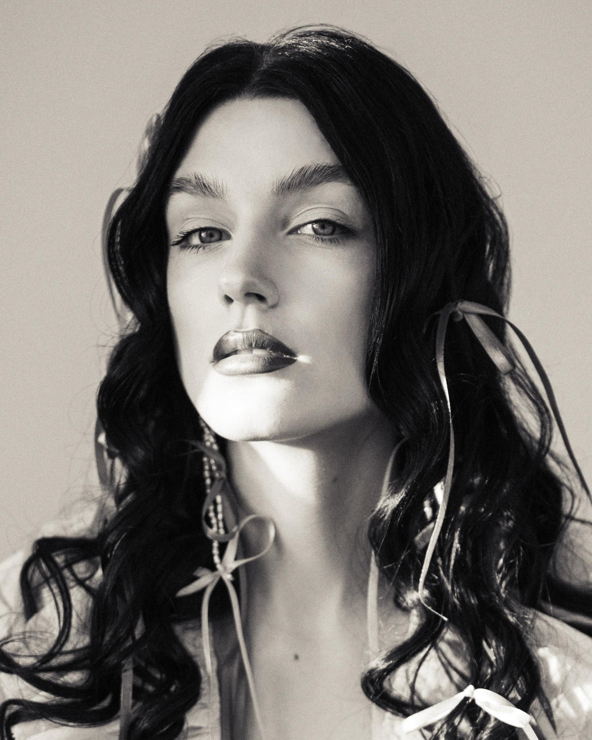 Черно-белый портрет красивой девушки с кудрями