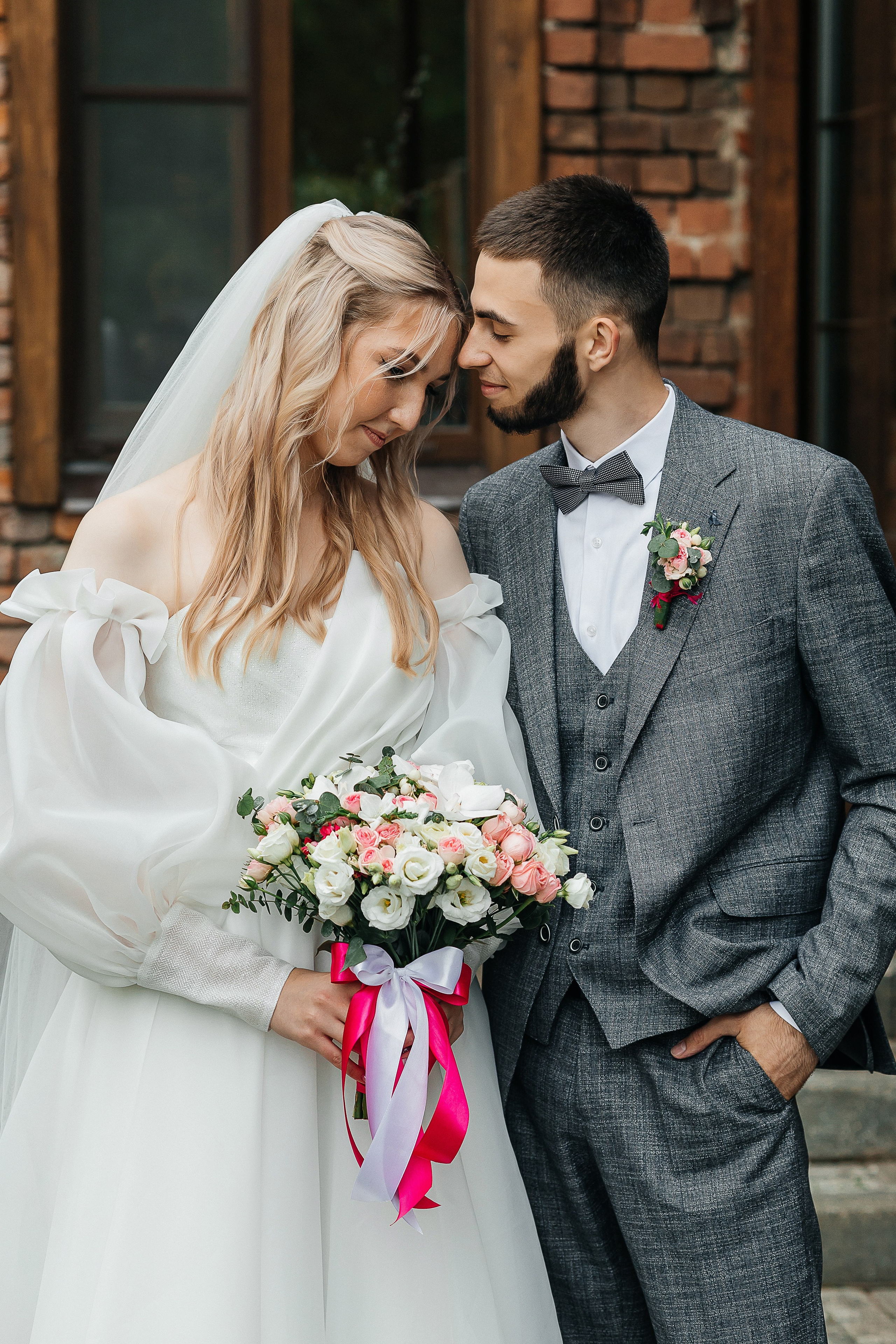 Чувственная первая встреча пары в отеле. Олег Сверчков | Свадебный фотограф Вологда