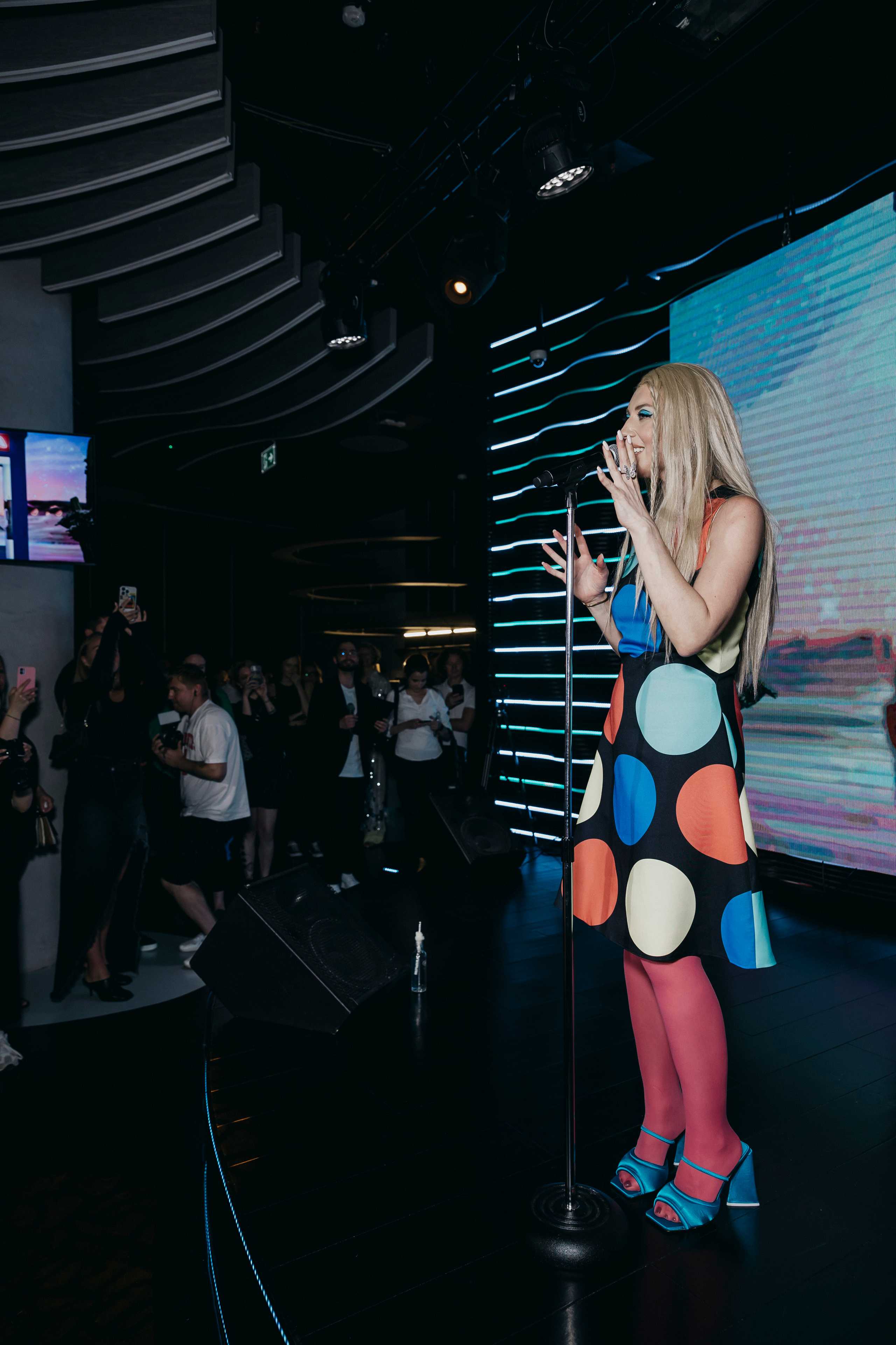 Polina: «Моя любовь у сердца в рабстве». «Птичка на проводе»: информационный портал в Москве