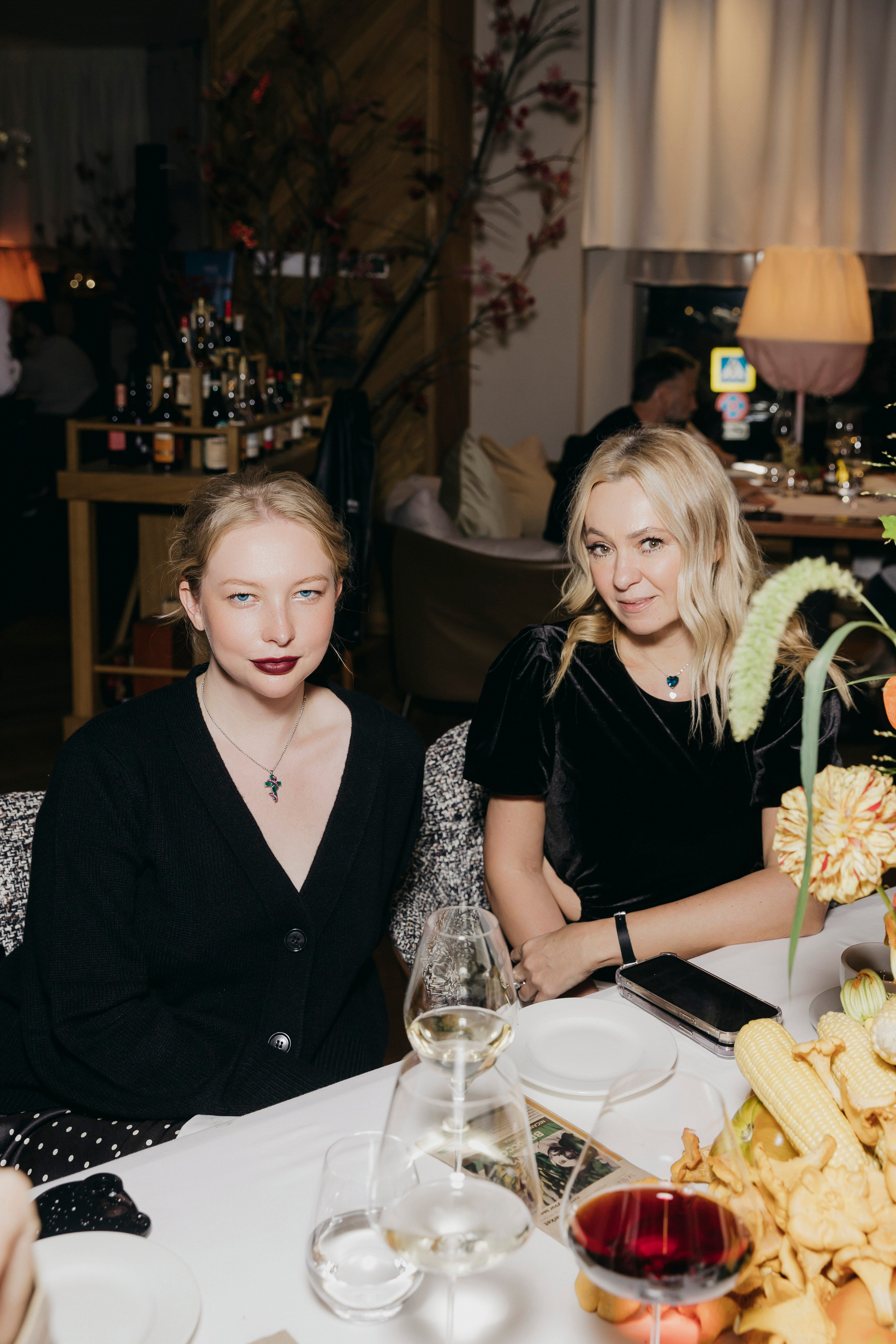 Юлия Пош и Яна Рудковская на фермерском ужине в ресторане «Selfie»