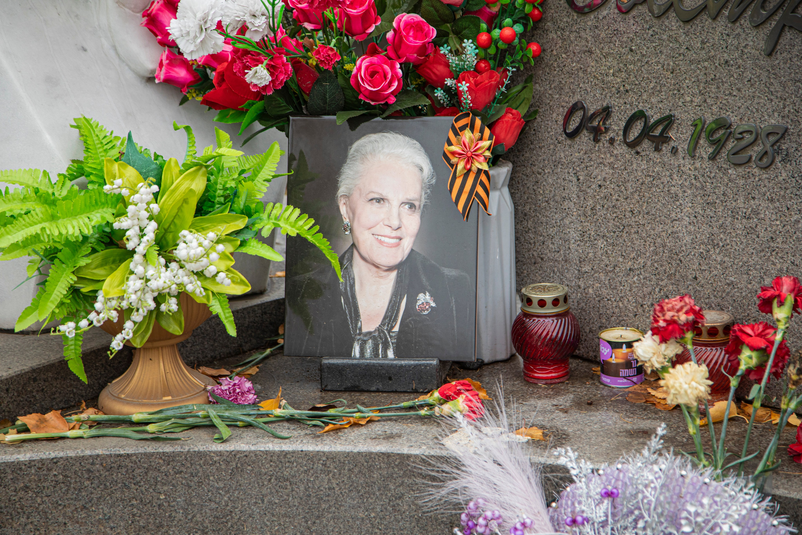 Осенняя прогулка по Новодевичьему кладбищу. Фотограф Сергей Ловкий