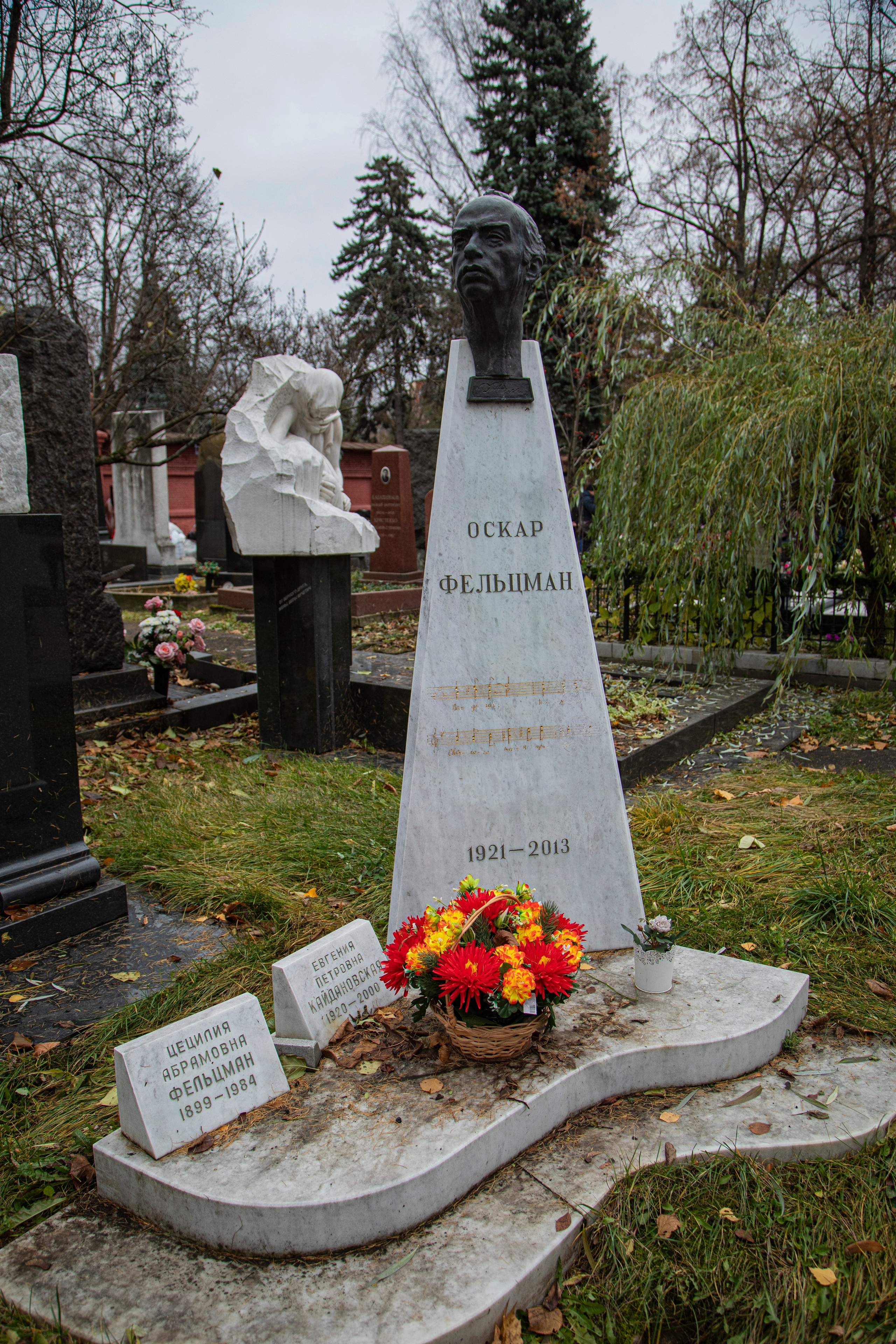 Осенняя прогулка по Новодевичьему кладбищу. Фотограф Сергей Ловкий