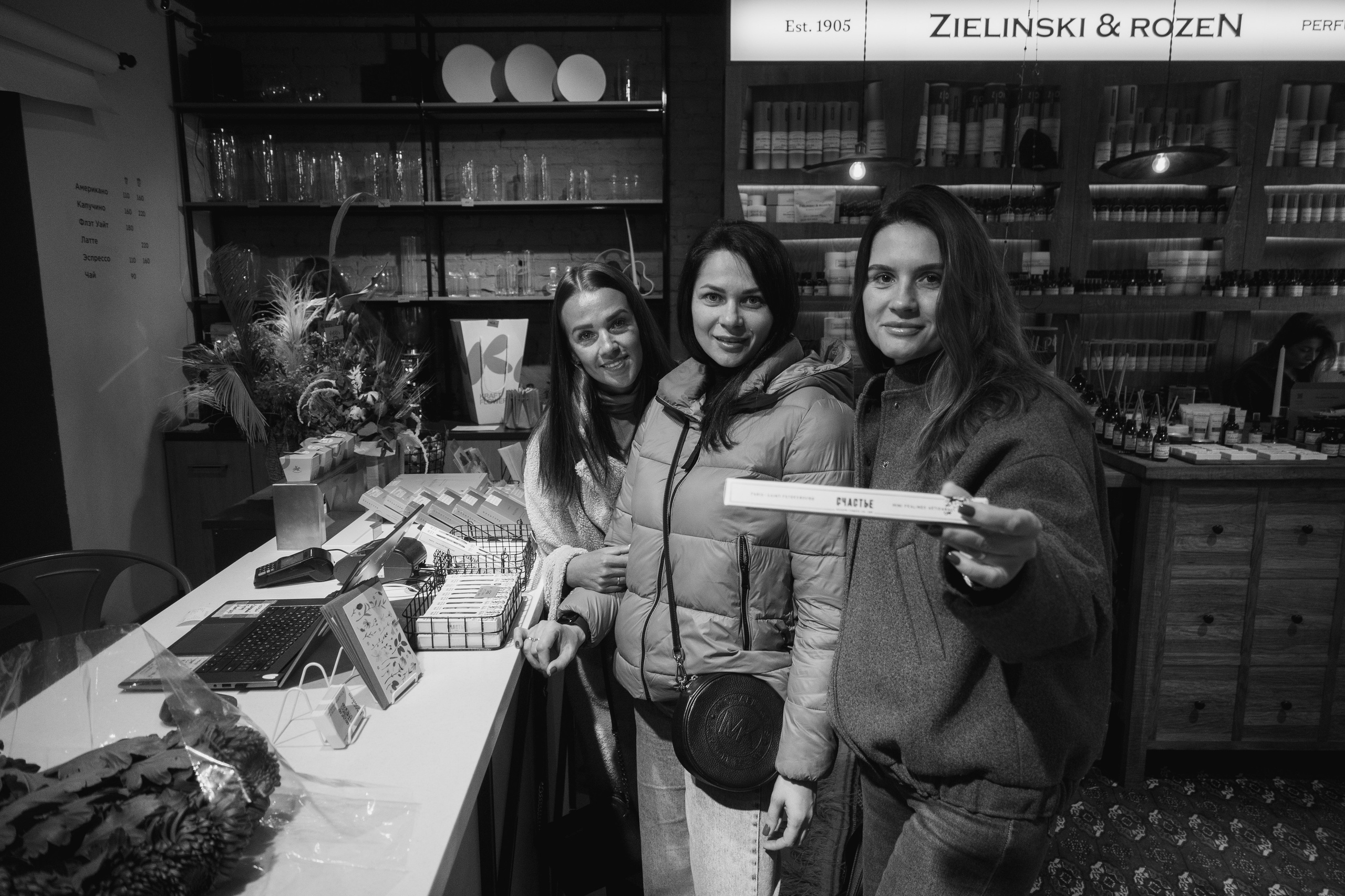 Уличная фотосессия трех подруг. Портретный и репортажный фотограф в Санкт-Петербурге | Валерия Кайряк